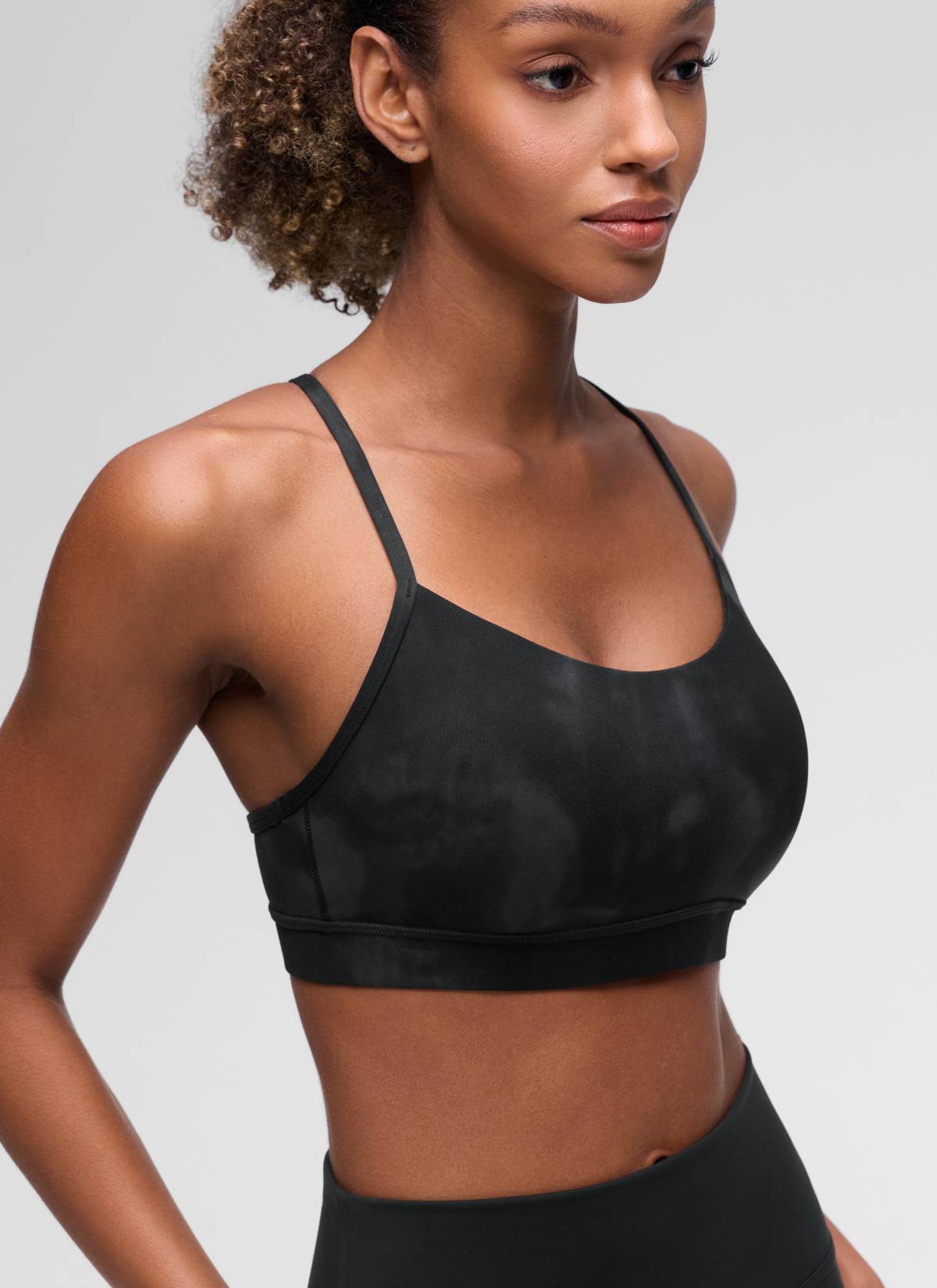 CRZ YOGA Women's Yoga Light Support Butterluxe Sports Bra Y back Black Tie Dye Flowers @model_info:Patrica