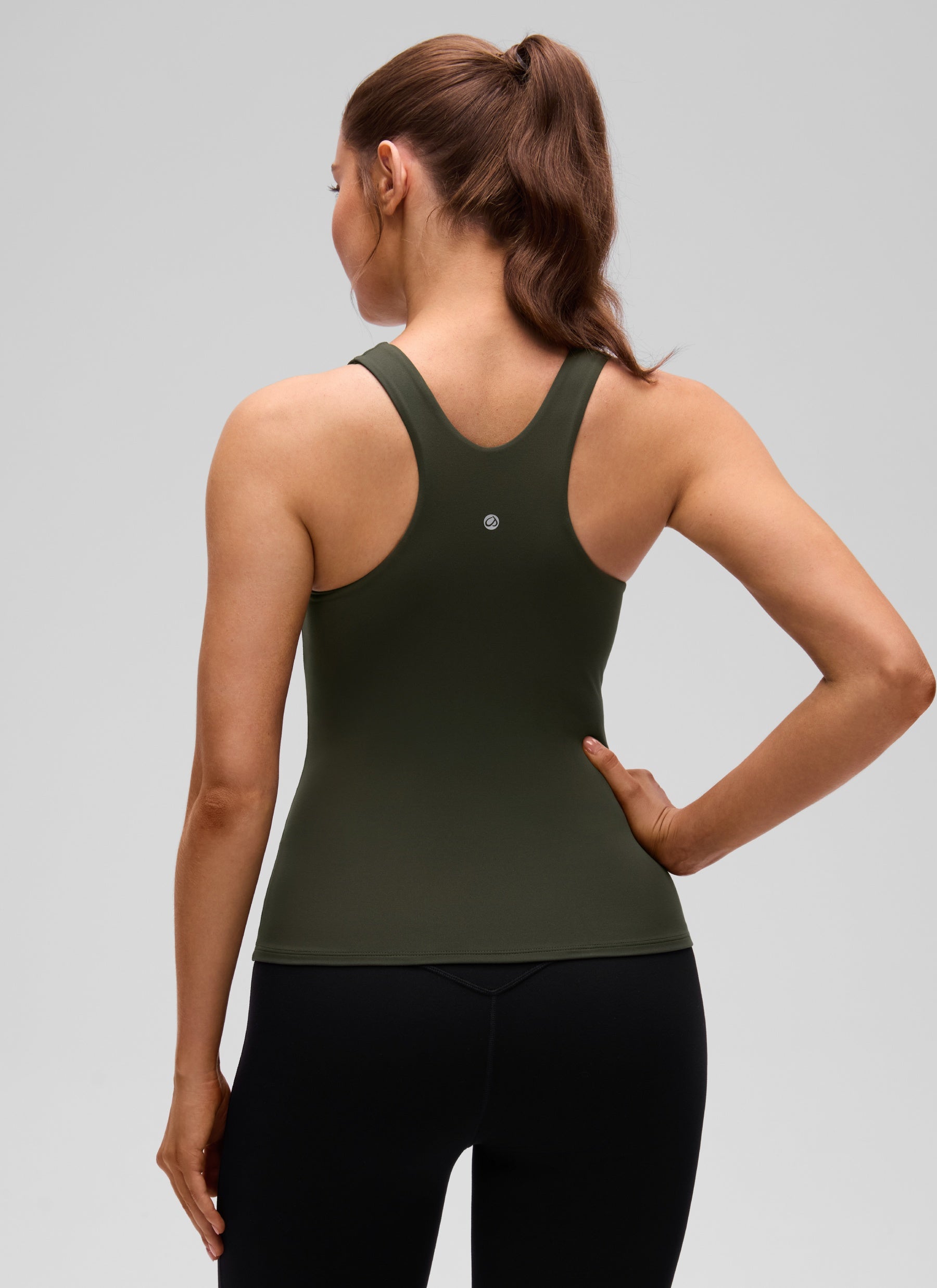 CRZ YOGA: قميص رياضي نسائي بياقة عالية وظهر سباق، مزود بحمالة صدر Butterluxe »، باللون الأخضر الزيتوني