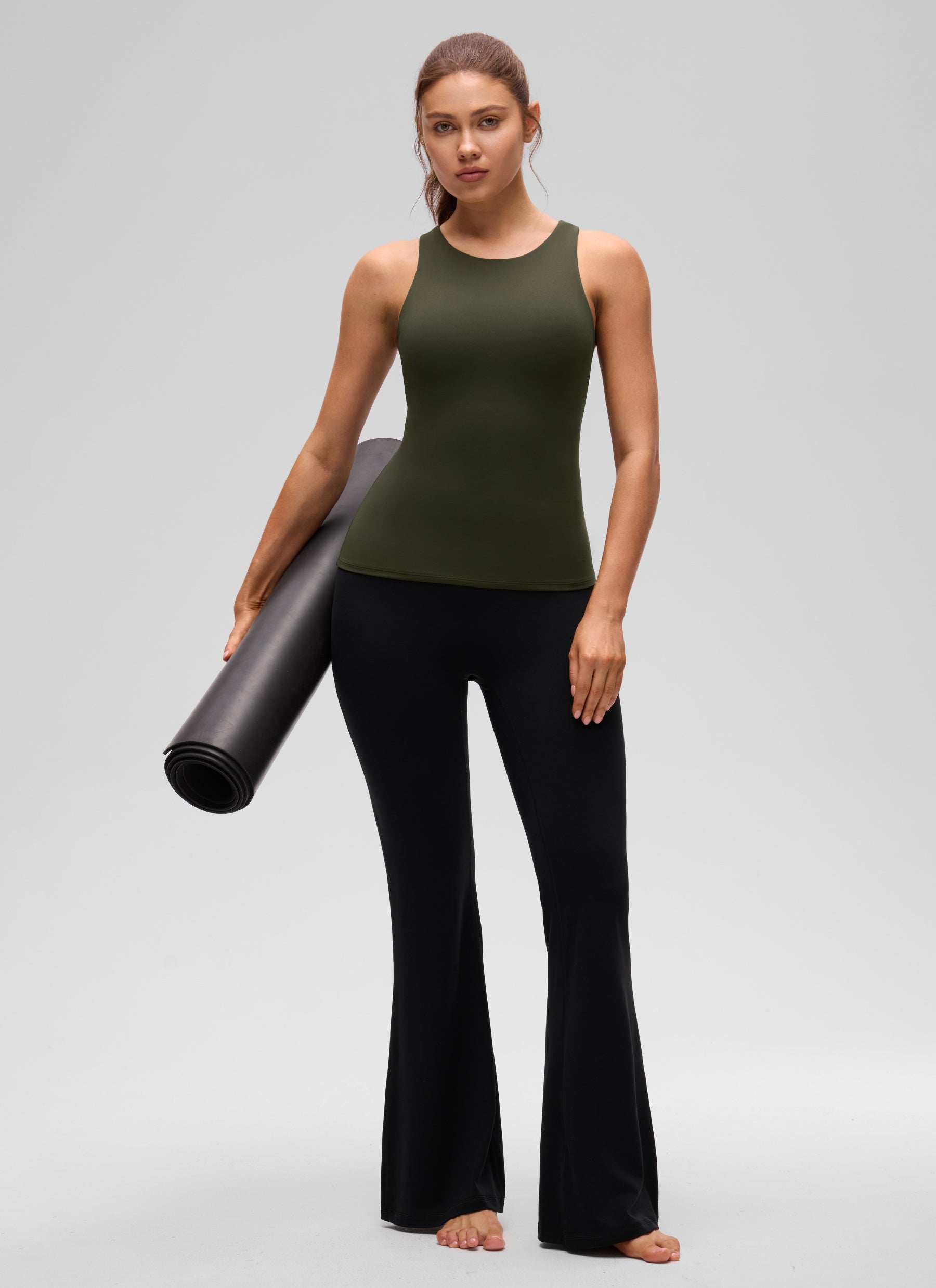 CRZ YOGA: قميص رياضي نسائي بياقة عالية وظهر سباق، مزود بحمالة صدر Butterluxe »، باللون الأخضر الزيتوني