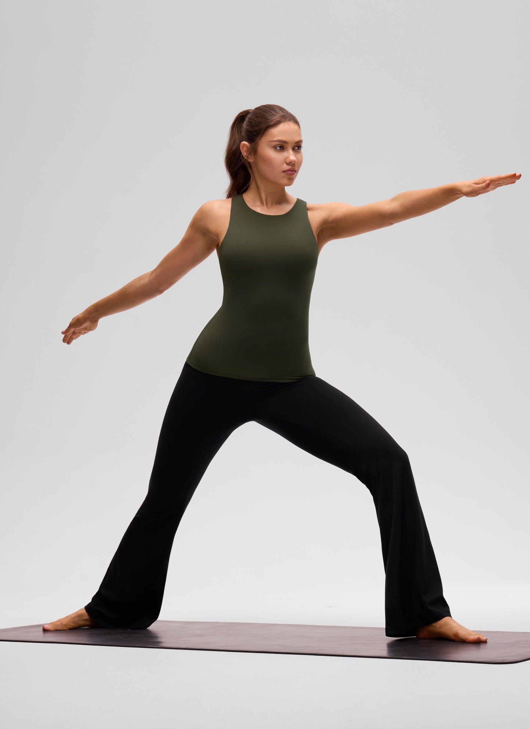 CRZ YOGA: قميص رياضي نسائي بياقة عالية وظهر سباق، مزود بحمالة صدر Butterluxe »، باللون الأخضر الزيتوني