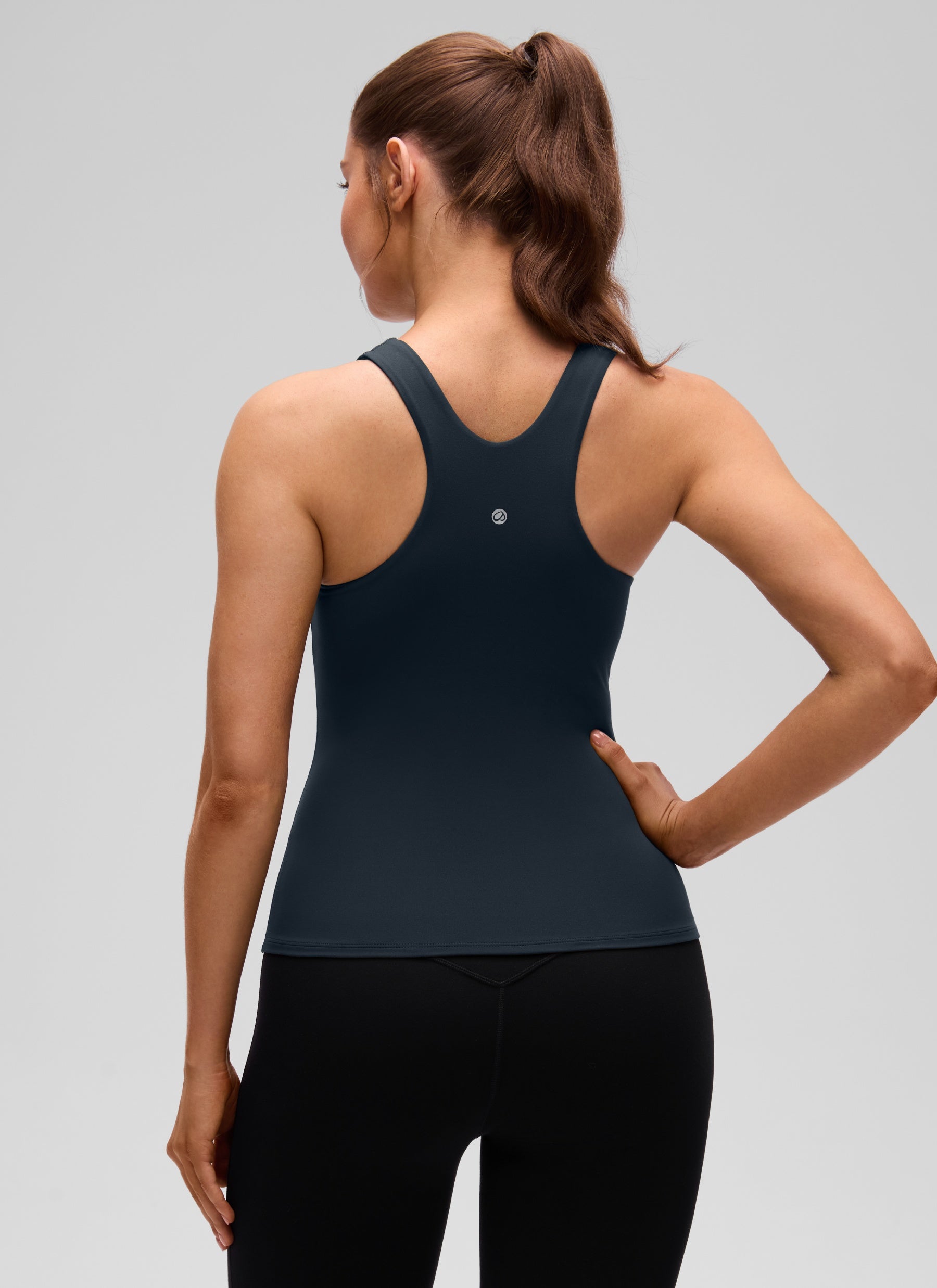 CRZ YOGA: قميص رياضي نسائي بياقة عالية وظهر سباق، مزود بحمالة صدر Butterluxe »، لون أزرق داكن
