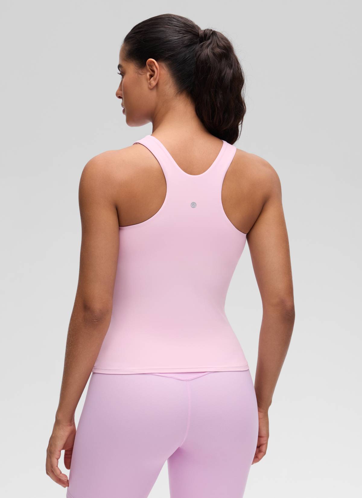 CRZ YOGA: قميص رياضي نسائي بياقة عالية وظهر سباق، مزود بحمالة صدر Butterluxe »، لون وردي «Peony»