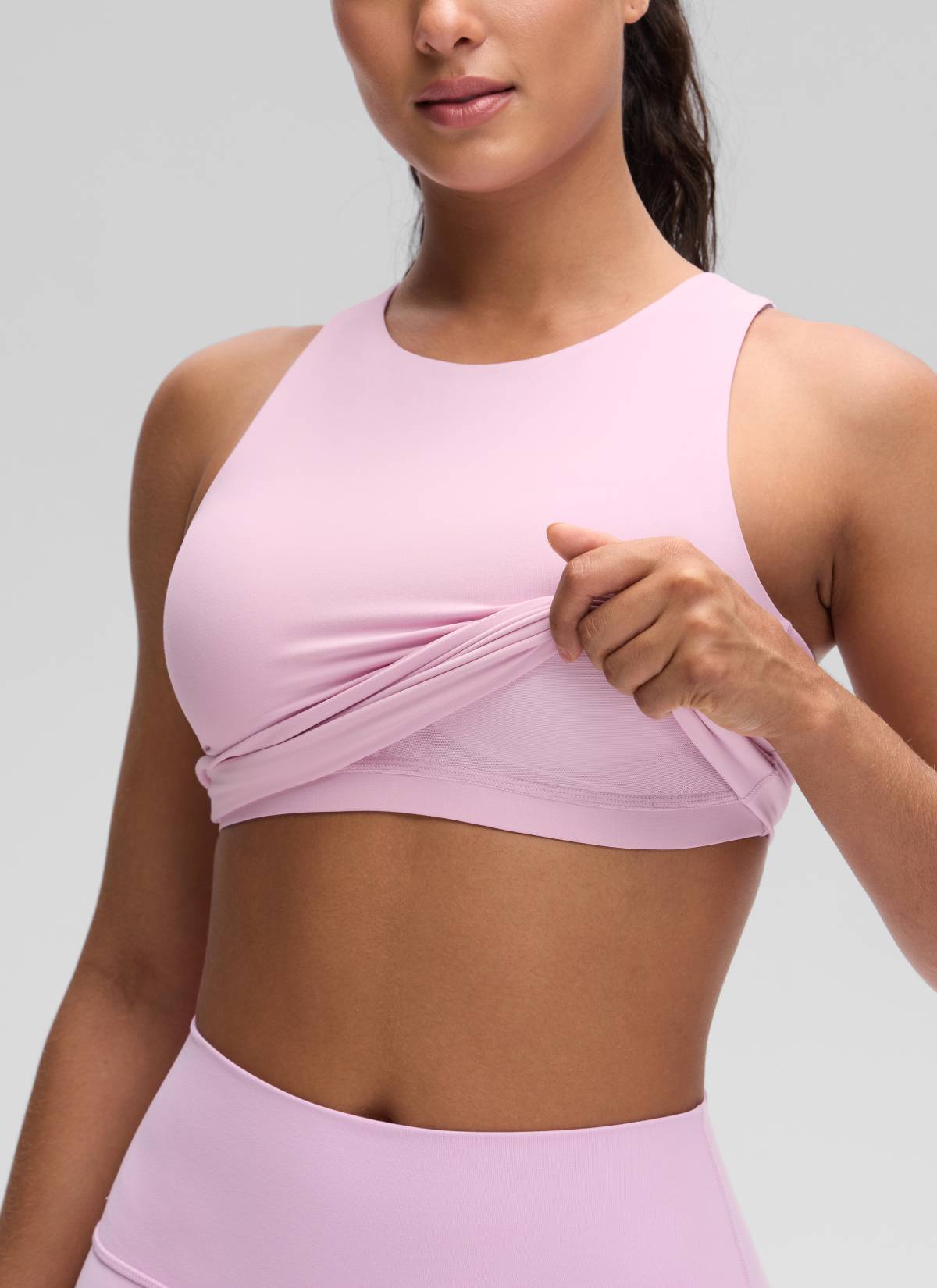 CRZ YOGA: قميص رياضي نسائي بياقة عالية وظهر سباق، مزود بحمالة صدر Butterluxe »، لون وردي «Peony»