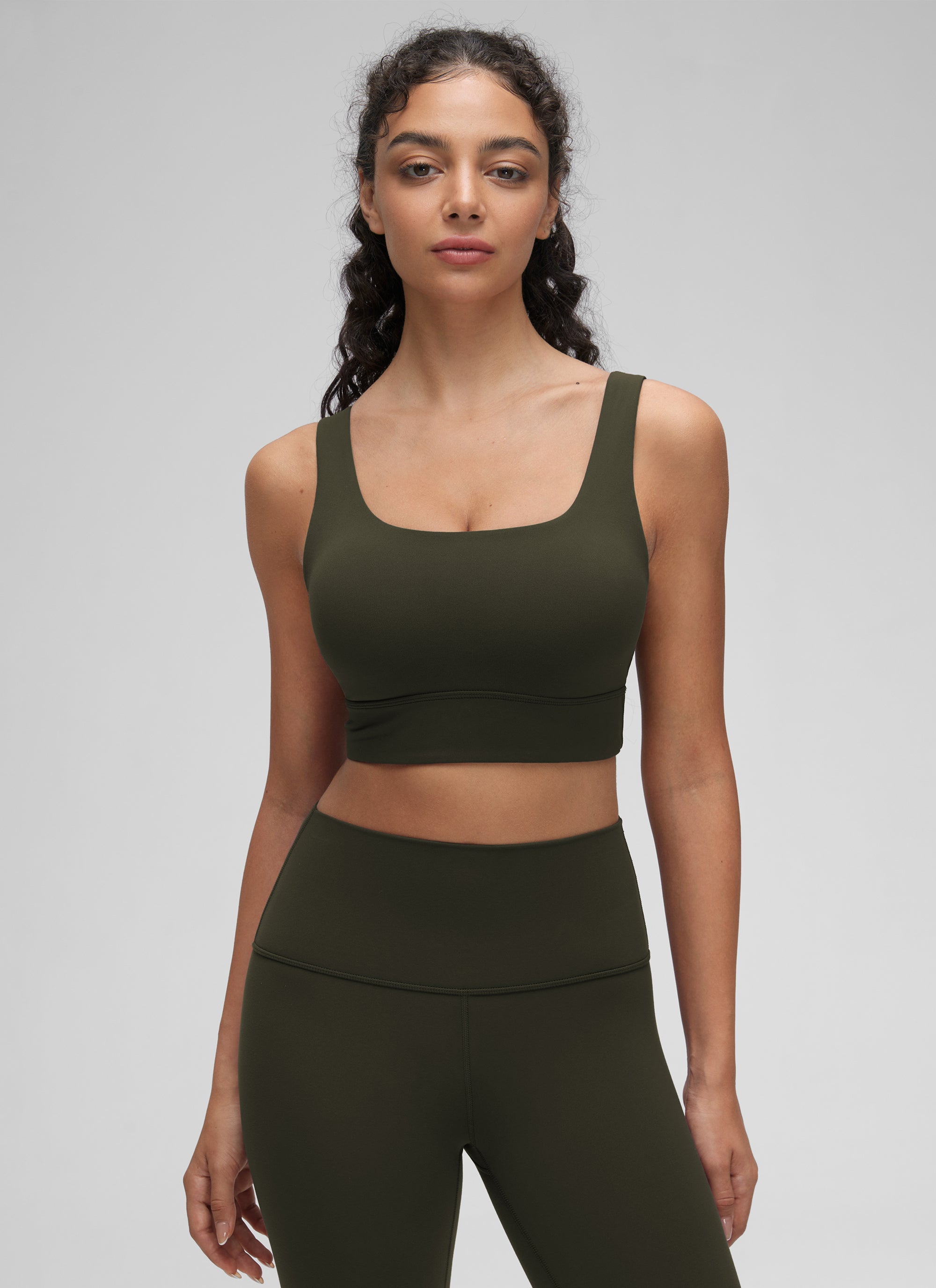 حمالة صدر رياضية Butterluxe طويلة للنساء من CRZ YOGA لدعم منخفض لليوغا بظهر على شكل U أخضر زيتي