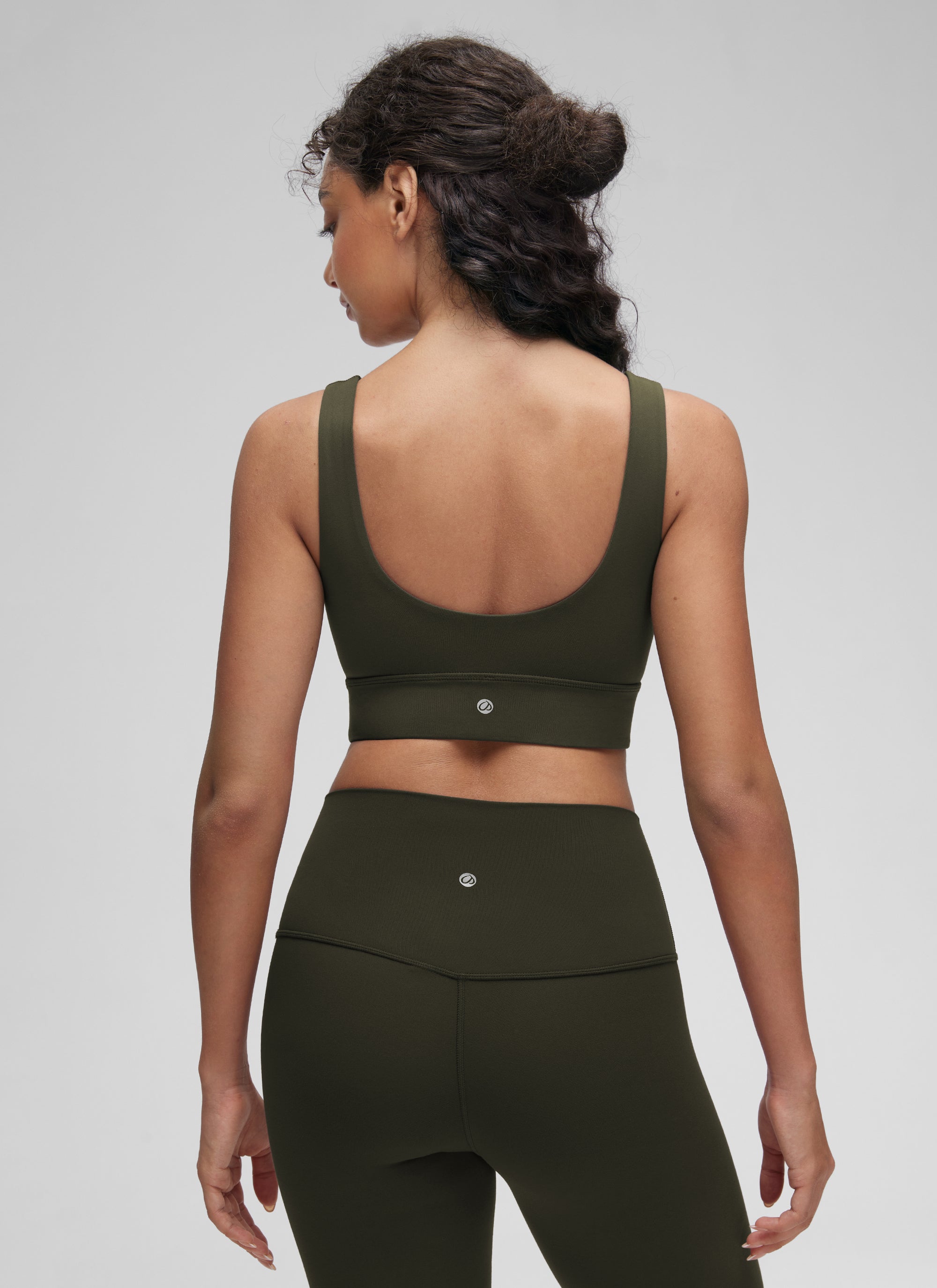حمالة صدر رياضية Butterluxe طويلة للنساء من CRZ YOGA لدعم منخفض لليوغا بظهر على شكل U أخضر زيتي