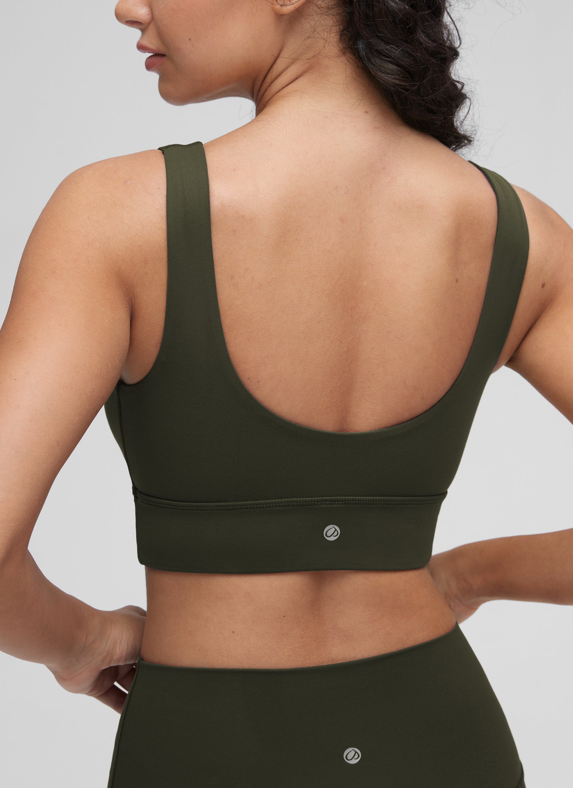 حمالة صدر رياضية Butterluxe طويلة للنساء من CRZ YOGA لدعم منخفض لليوغا بظهر على شكل U أخضر زيتي