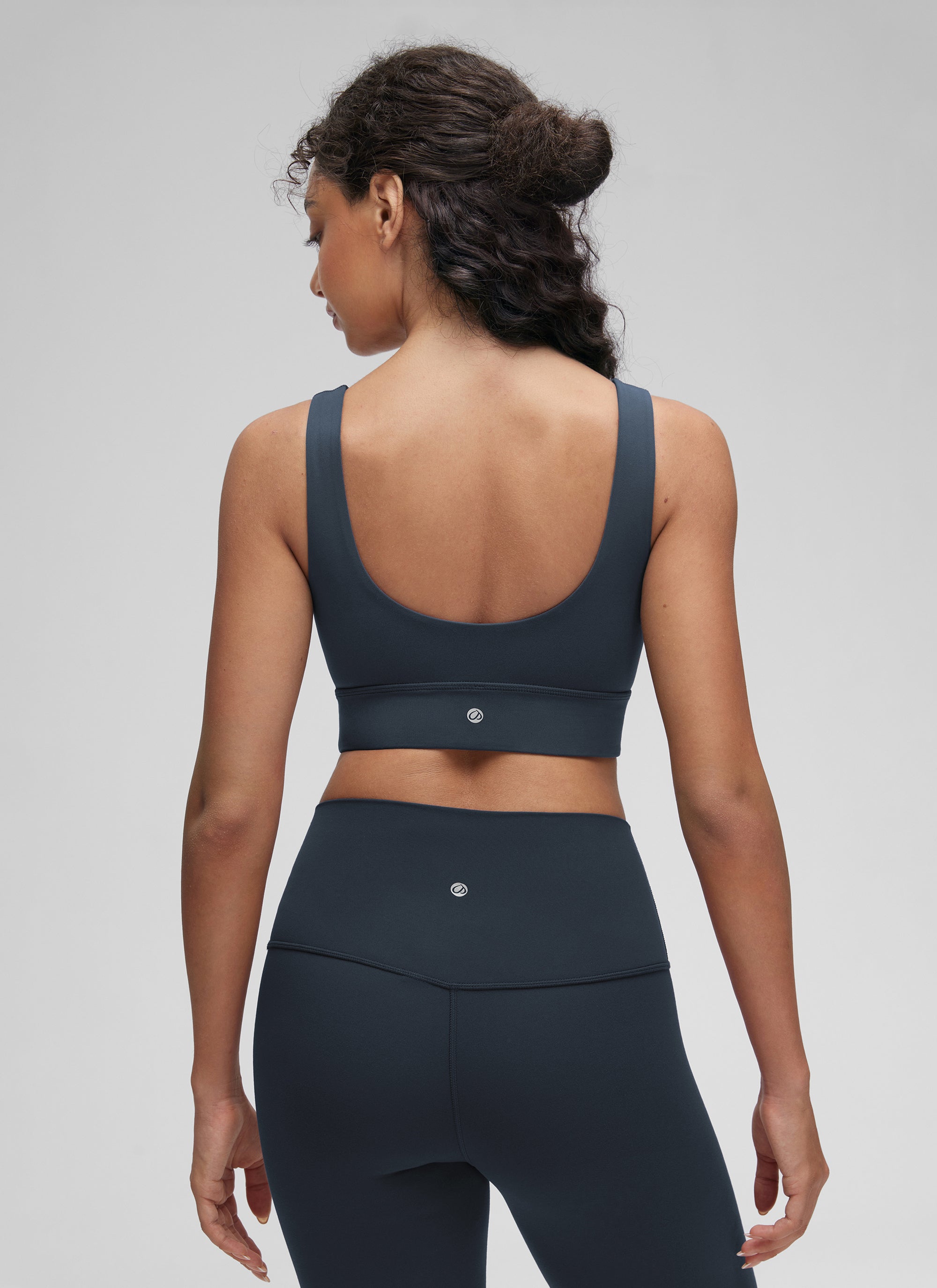 حمالة صدر رياضية Butterluxe طويلة للنساء من CRZ YOGA لدعم منخفض لليوغا بظهر على شكل U كحلي حقيقي
