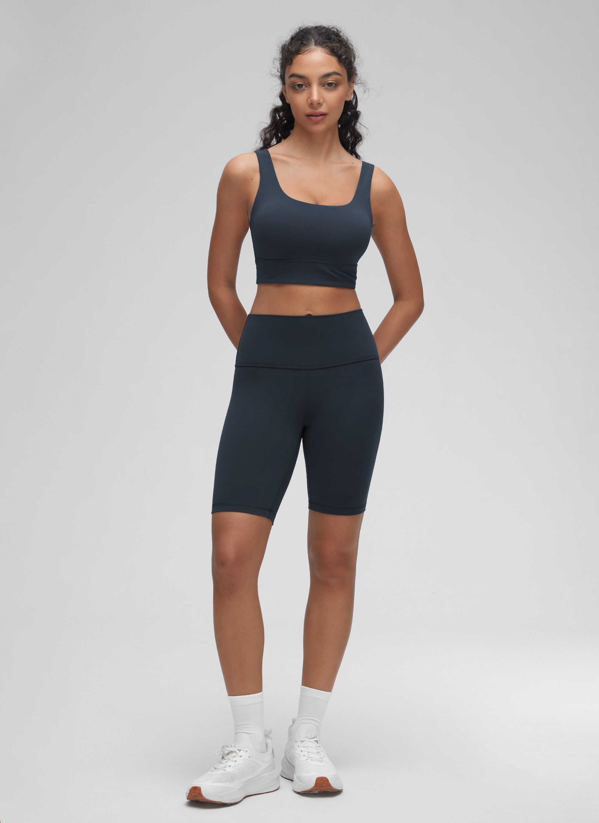 حمالة صدر رياضية Butterluxe طويلة للنساء من CRZ YOGA لدعم منخفض لليوغا بظهر على شكل U كحلي حقيقي