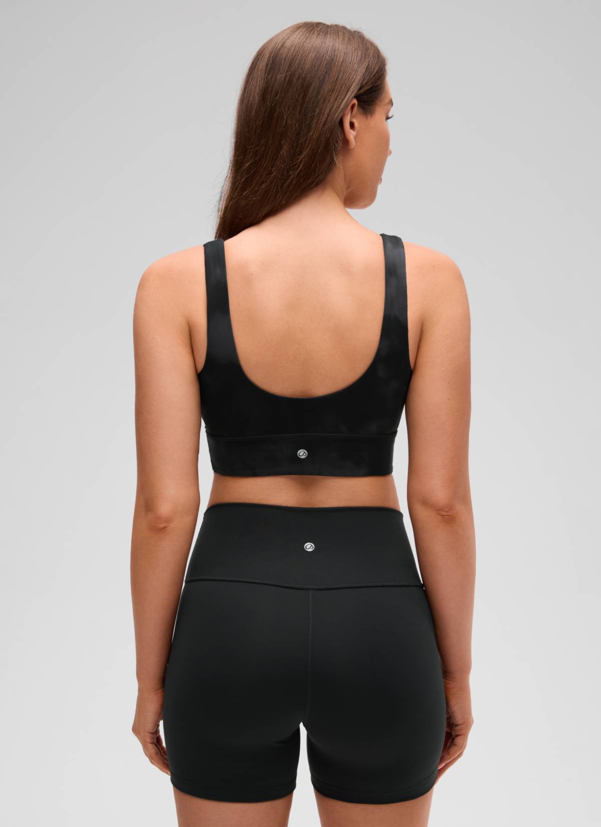 حمالة صدر رياضية Butterluxe طويلة للنساء من CRZ YOGA لدعم منخفض لليوغا بظهر على شكل U زهور صبغ التعادل باللون الأسود