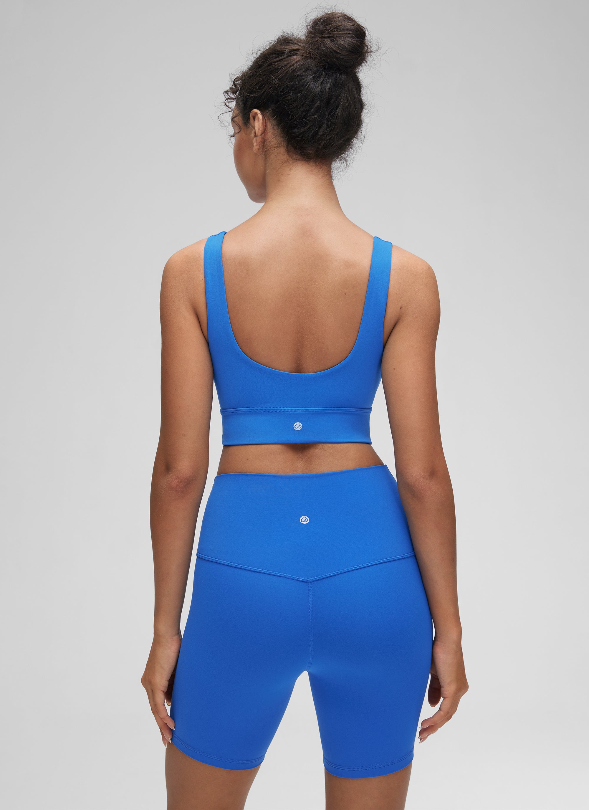 حمالة صدر رياضية Butterluxe طويلة للنساء من CRZ YOGA لدعم منخفض لليوغا بظهر على شكل U أزرق لامع