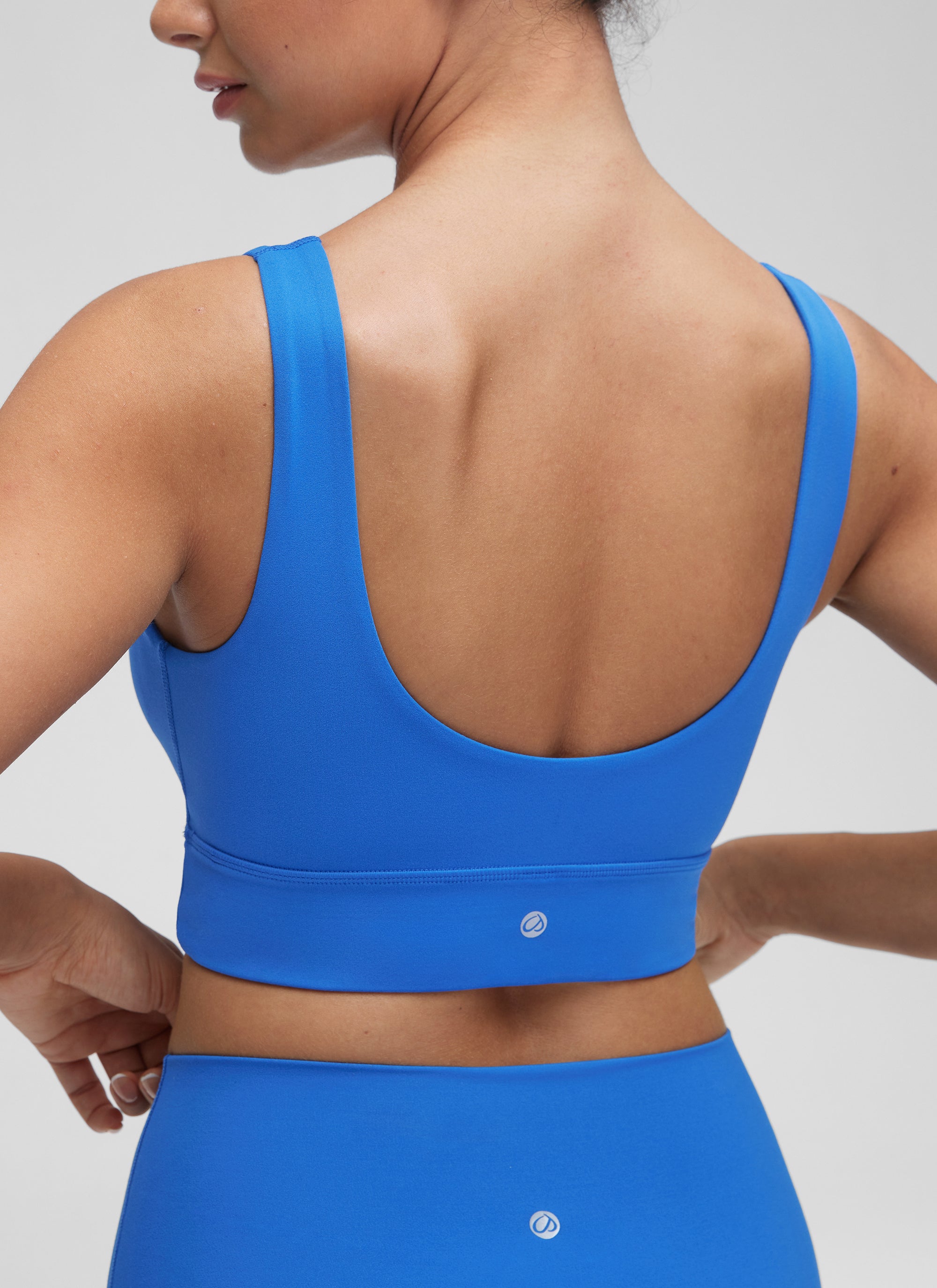 حمالة صدر رياضية Butterluxe طويلة للنساء من CRZ YOGA لدعم منخفض لليوغا بظهر على شكل U أزرق لامع