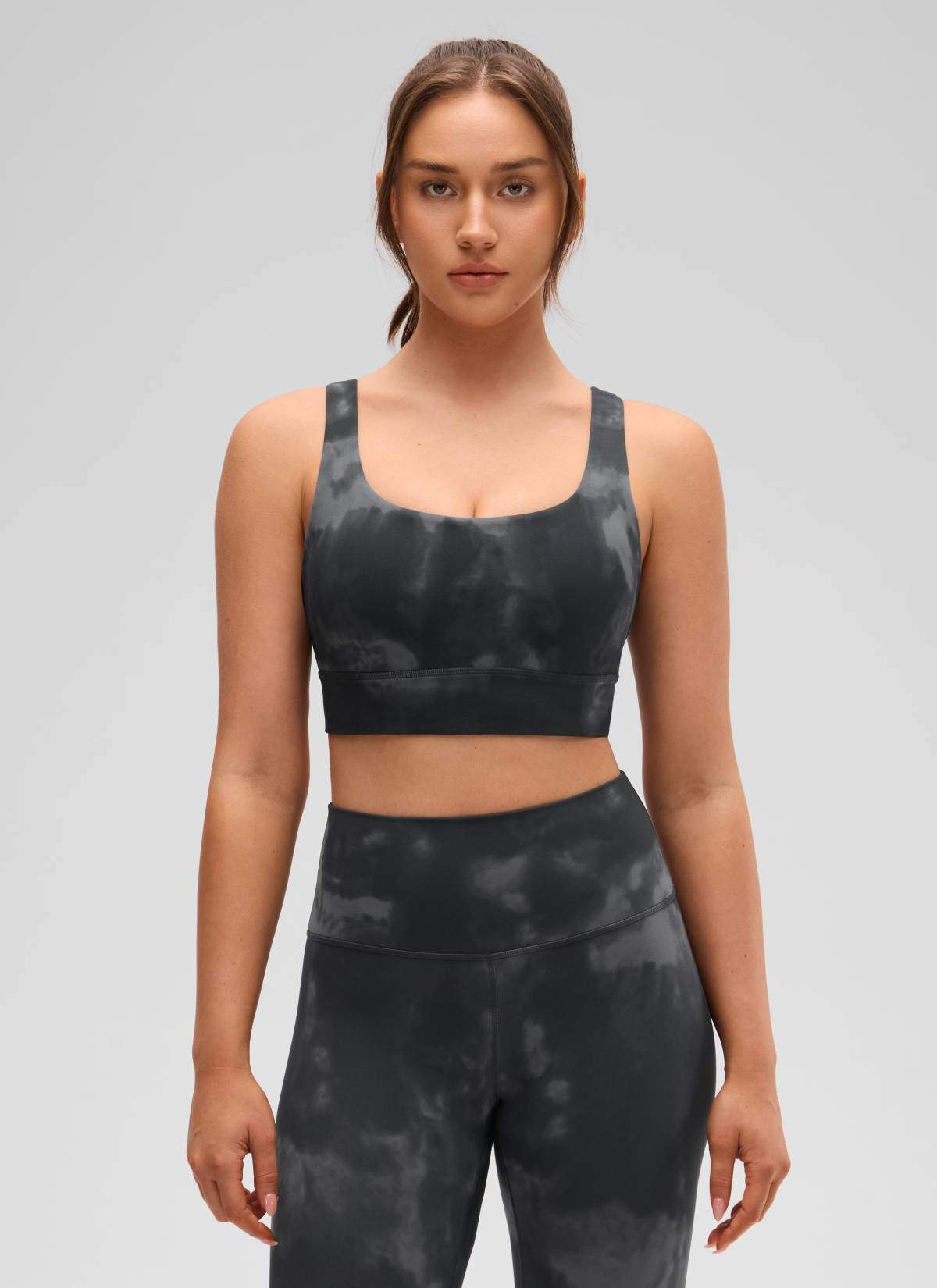 حمالة صدر رياضية طويلة من CRZ YOGA للنساء لليوغا بدعم منخفض Butterluxe بظهر على شكل حرف U بنقشة زهور رمادية مصبوغة بطريقة Tie Dye.