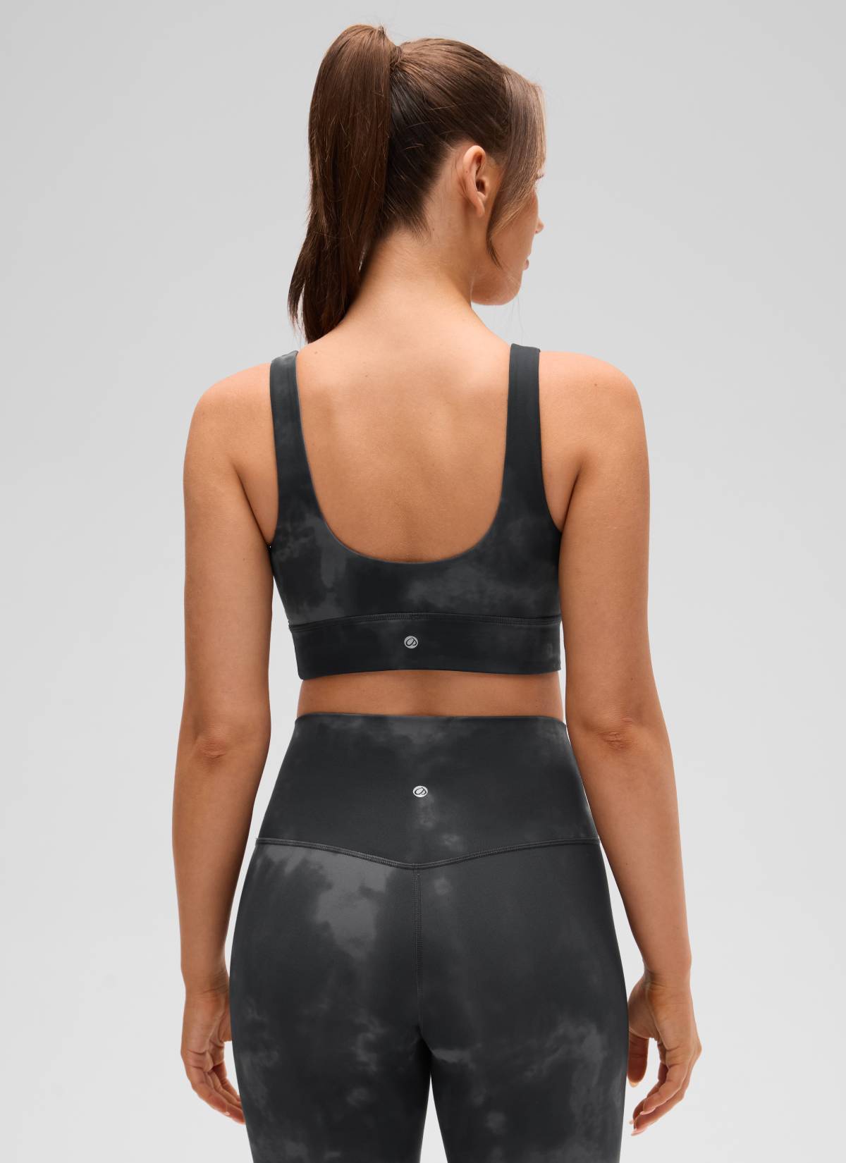 حمالة صدر رياضية طويلة من CRZ YOGA للنساء لليوغا بدعم منخفض Butterluxe بظهر على شكل حرف U بنقشة زهور رمادية مصبوغة بطريقة Tie Dye.