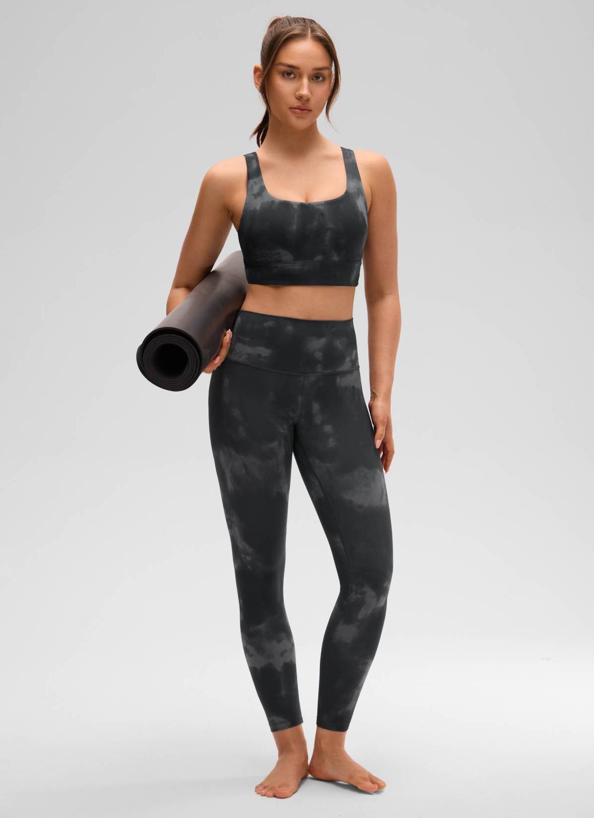 حمالة صدر رياضية طويلة من CRZ YOGA للنساء لليوغا بدعم منخفض Butterluxe بظهر على شكل حرف U بنقشة زهور رمادية مصبوغة بطريقة Tie Dye.