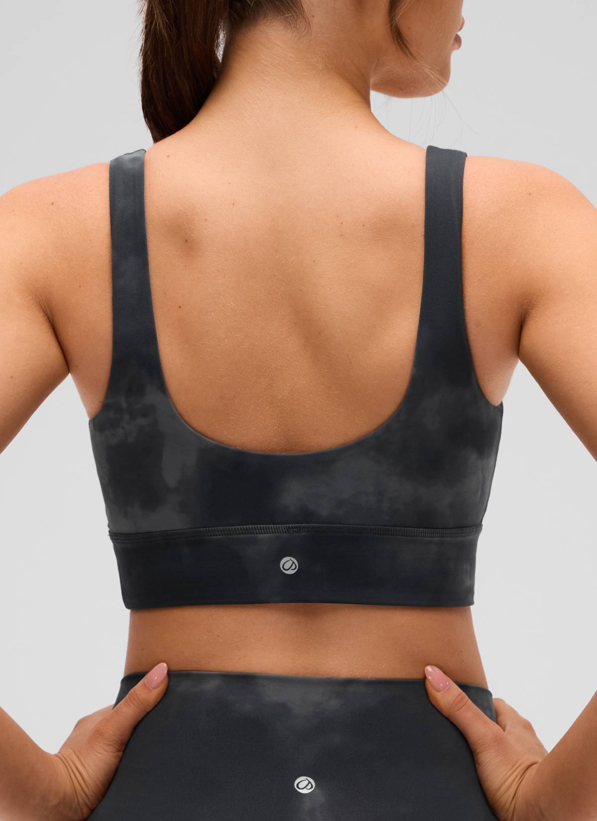 حمالة صدر رياضية طويلة من CRZ YOGA للنساء لليوغا بدعم منخفض Butterluxe بظهر على شكل حرف U بنقشة زهور رمادية مصبوغة بطريقة Tie Dye.