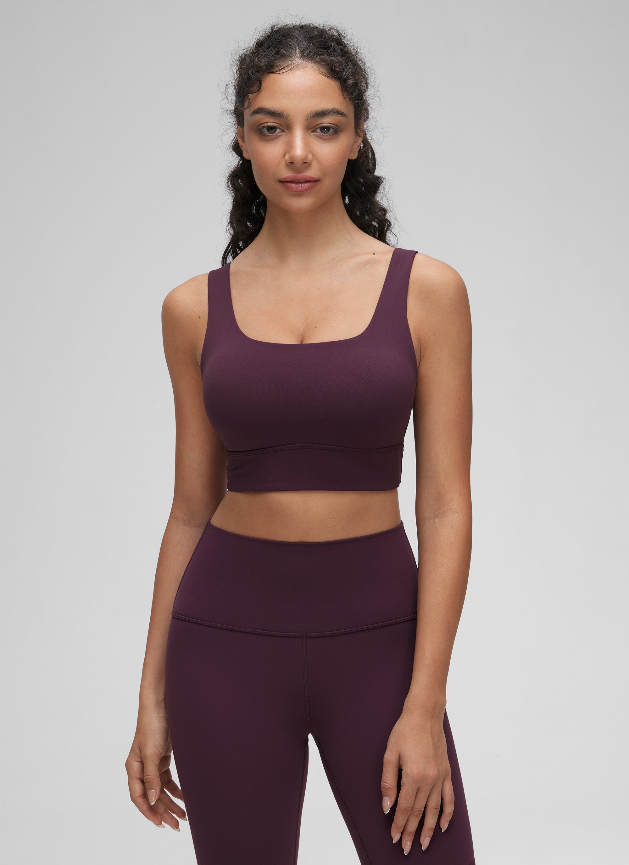 حمالة صدر رياضية Butterluxe طويلة للنساء من CRZ YOGA لدعم منخفض لليوغا بظهر على شكل U بنفسجي داكن