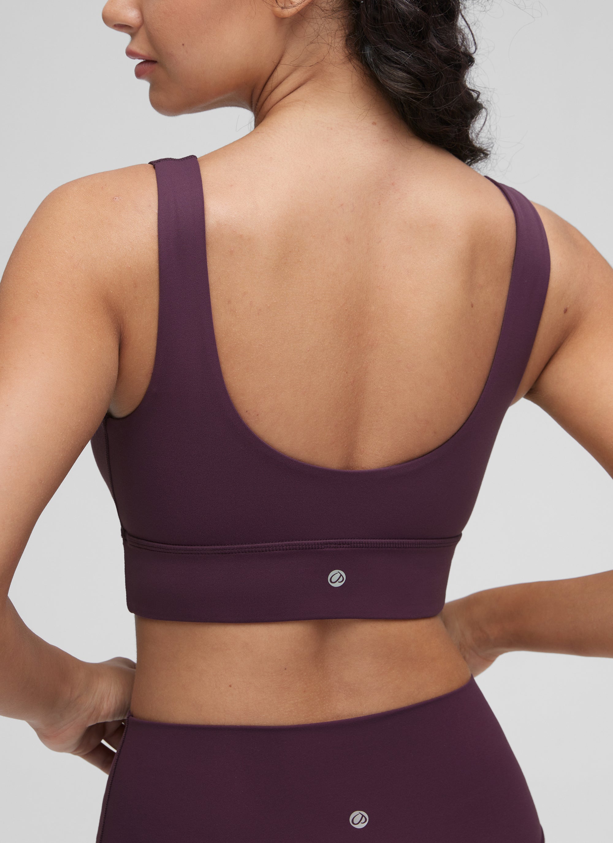 حمالة صدر رياضية Butterluxe طويلة للنساء من CRZ YOGA لدعم منخفض لليوغا بظهر على شكل U بنفسجي داكن
