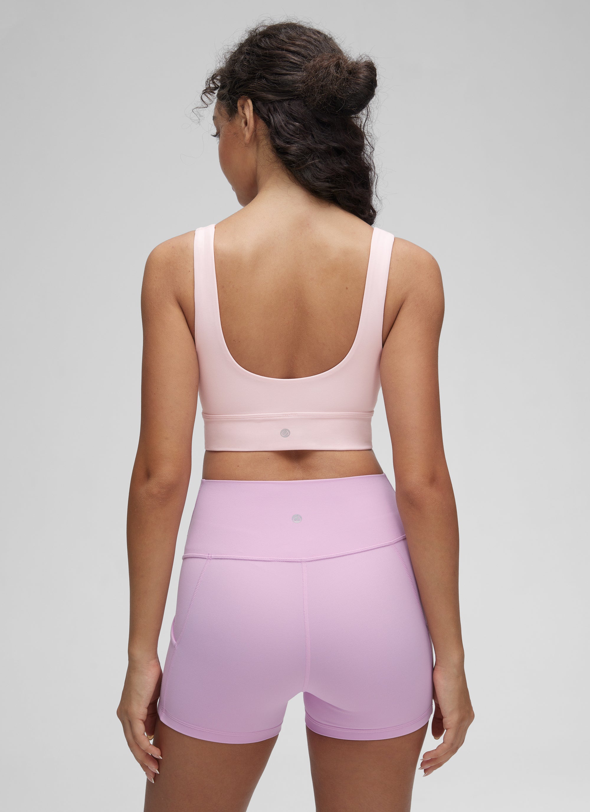 حمالة صدر رياضية طويلة من CRZ YOGA للنساء لليوغا بدعم منخفض Butterluxe بظهر على شكل حرف U بلون وردي فراولة.