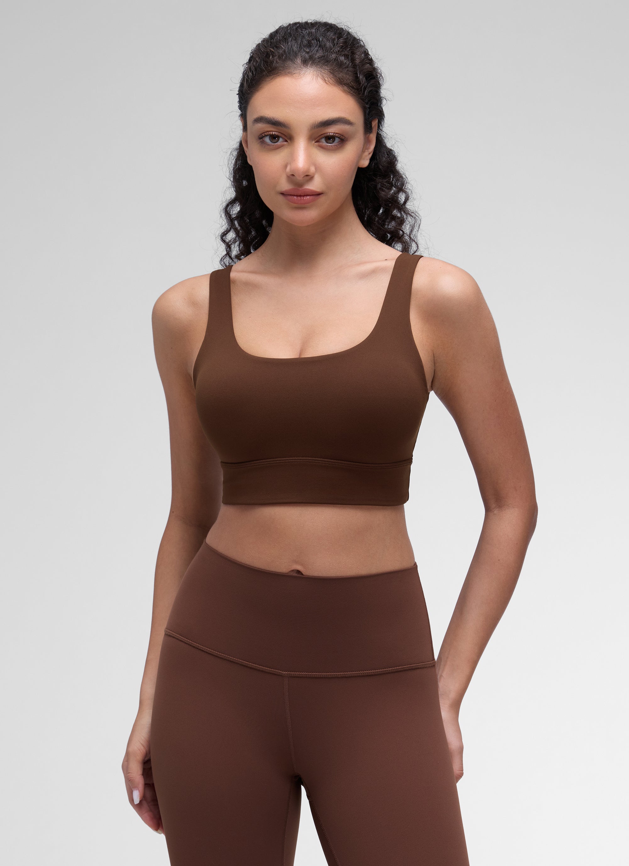 حمالة صدر رياضية طويلة من CRZ YOGA للنساء لليوغا بدعم منخفض Butterluxe بظهر على شكل حرف U بلون بني الحمم.