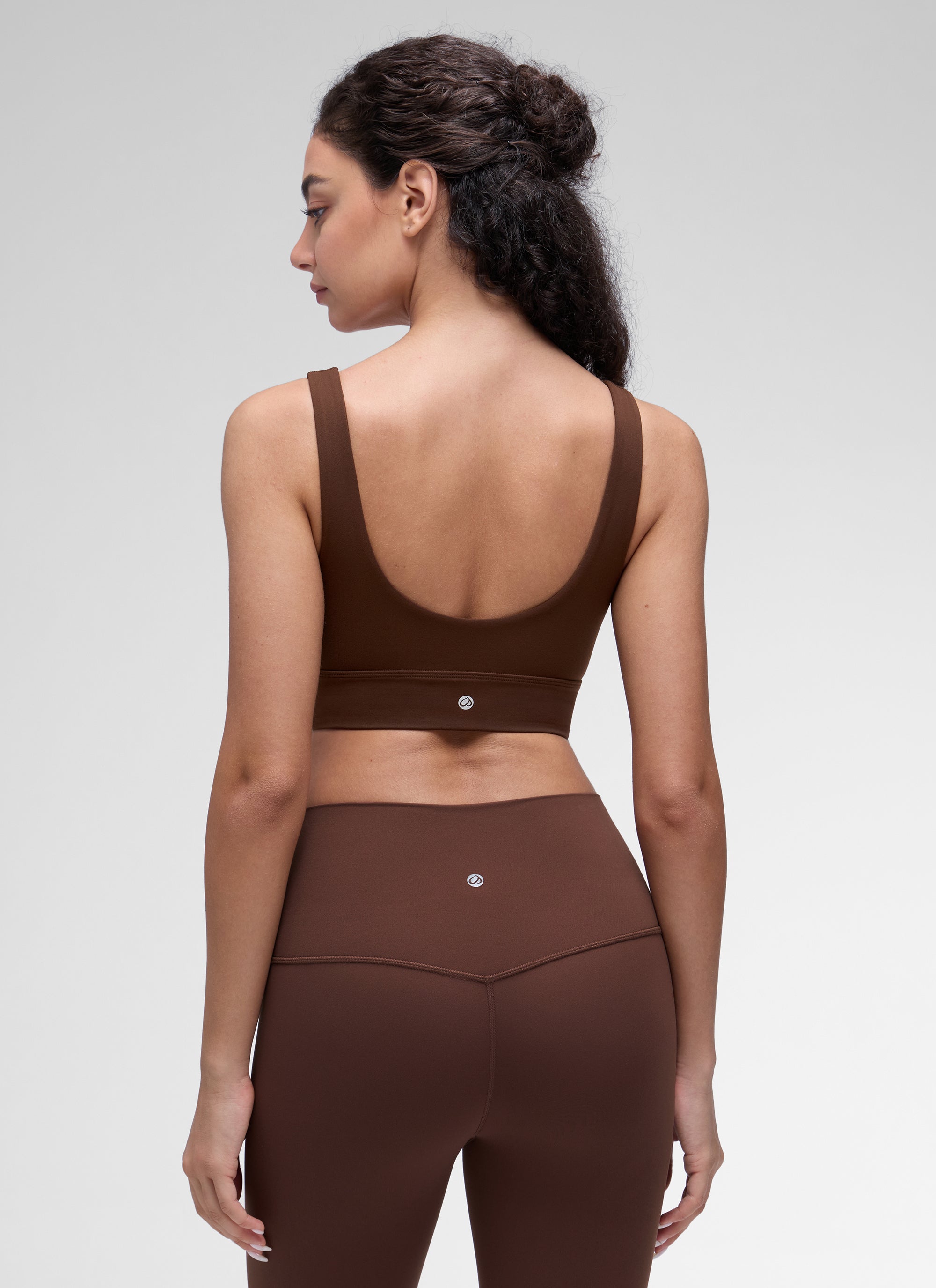 حمالة صدر رياضية طويلة من CRZ YOGA للنساء لليوغا بدعم منخفض Butterluxe بظهر على شكل حرف U بلون بني الحمم.