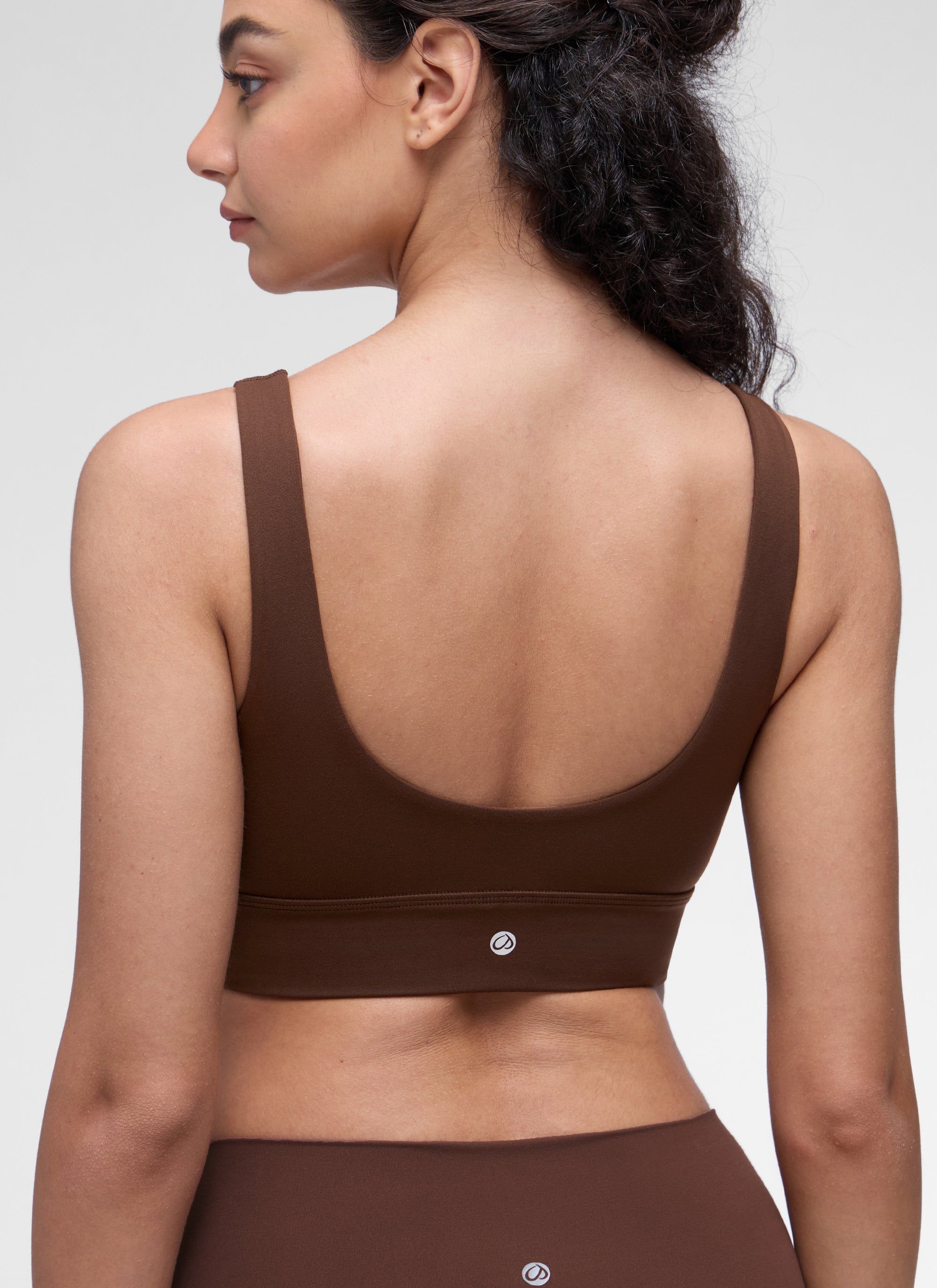 حمالة صدر رياضية طويلة من CRZ YOGA للنساء لليوغا بدعم منخفض Butterluxe بظهر على شكل حرف U بلون بني الحمم.