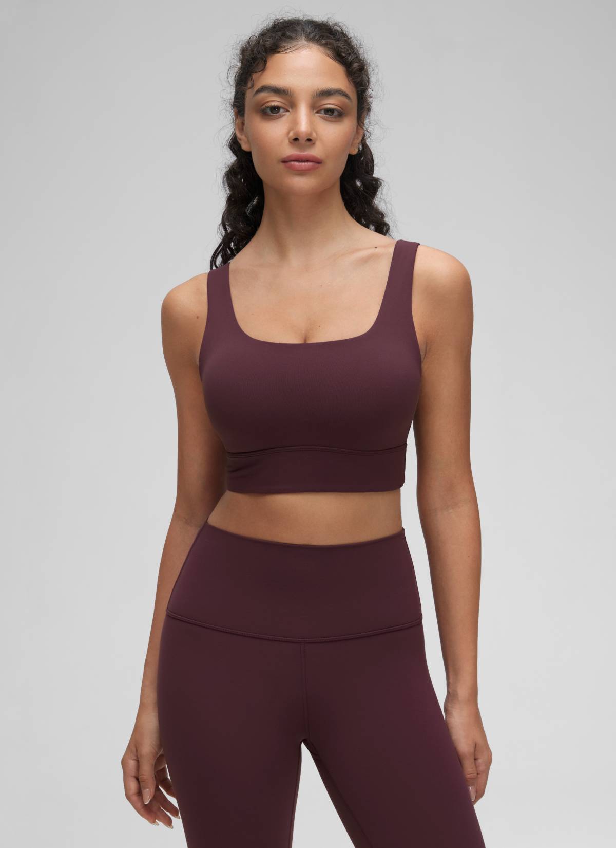 حمالة صدر رياضية طويلة من CRZ YOGA للنساء لليوغا بدعم منخفض Butterluxe بظهر على شكل حرف U بلون برقوق ناضج.