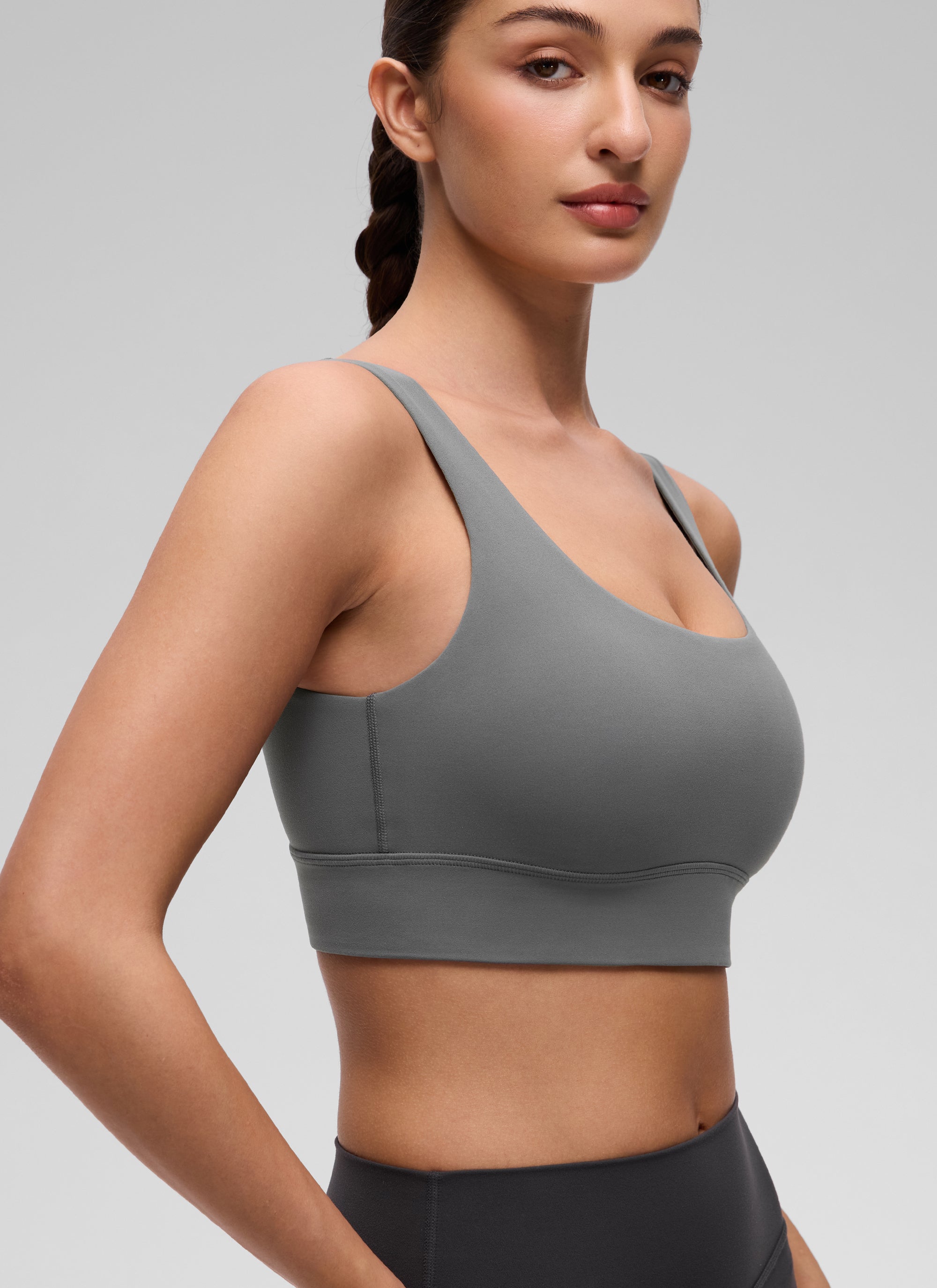 حمالة صدر رياضية طويلة من CRZ YOGA للنساء لليوغا بدعم منخفض Butterluxe بظهر على شكل حرف U بلون رمادي رمادي.