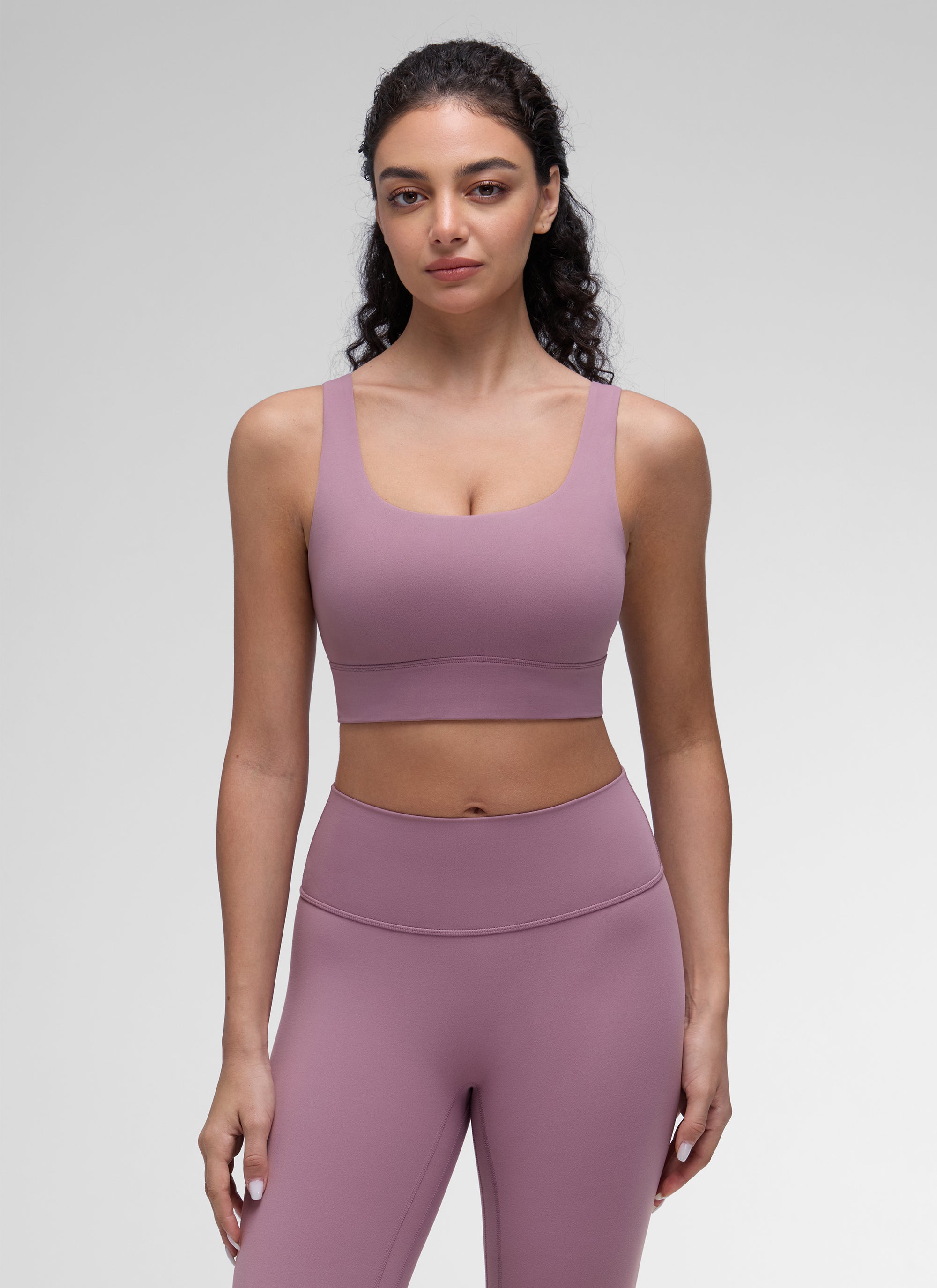 حمالة صدر رياضية طويلة من CRZ YOGA للنساء لليوغا بدعم منخفض Butterluxe بظهر على شكل حرف U بلون لافندر فاتح.