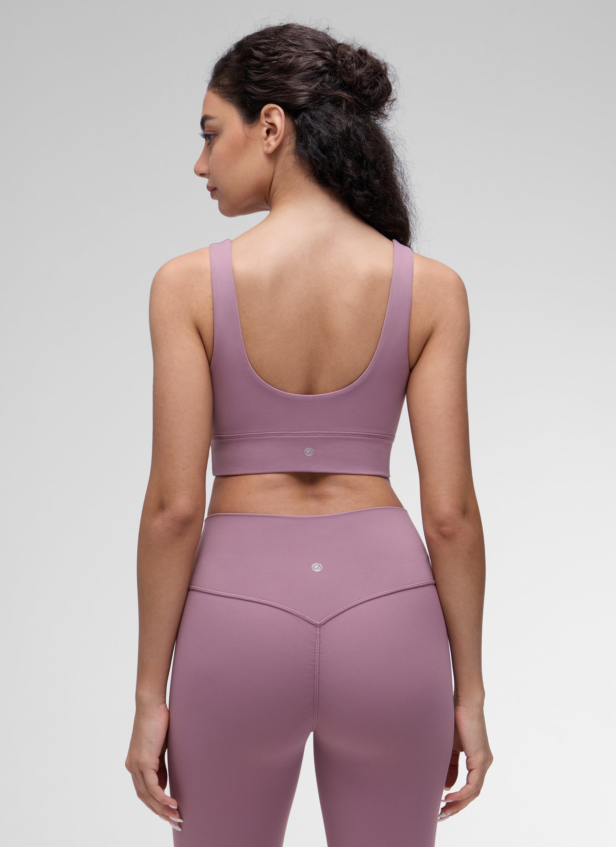 حمالة صدر رياضية طويلة من CRZ YOGA للنساء لليوغا بدعم منخفض Butterluxe بظهر على شكل حرف U بلون لافندر فاتح.