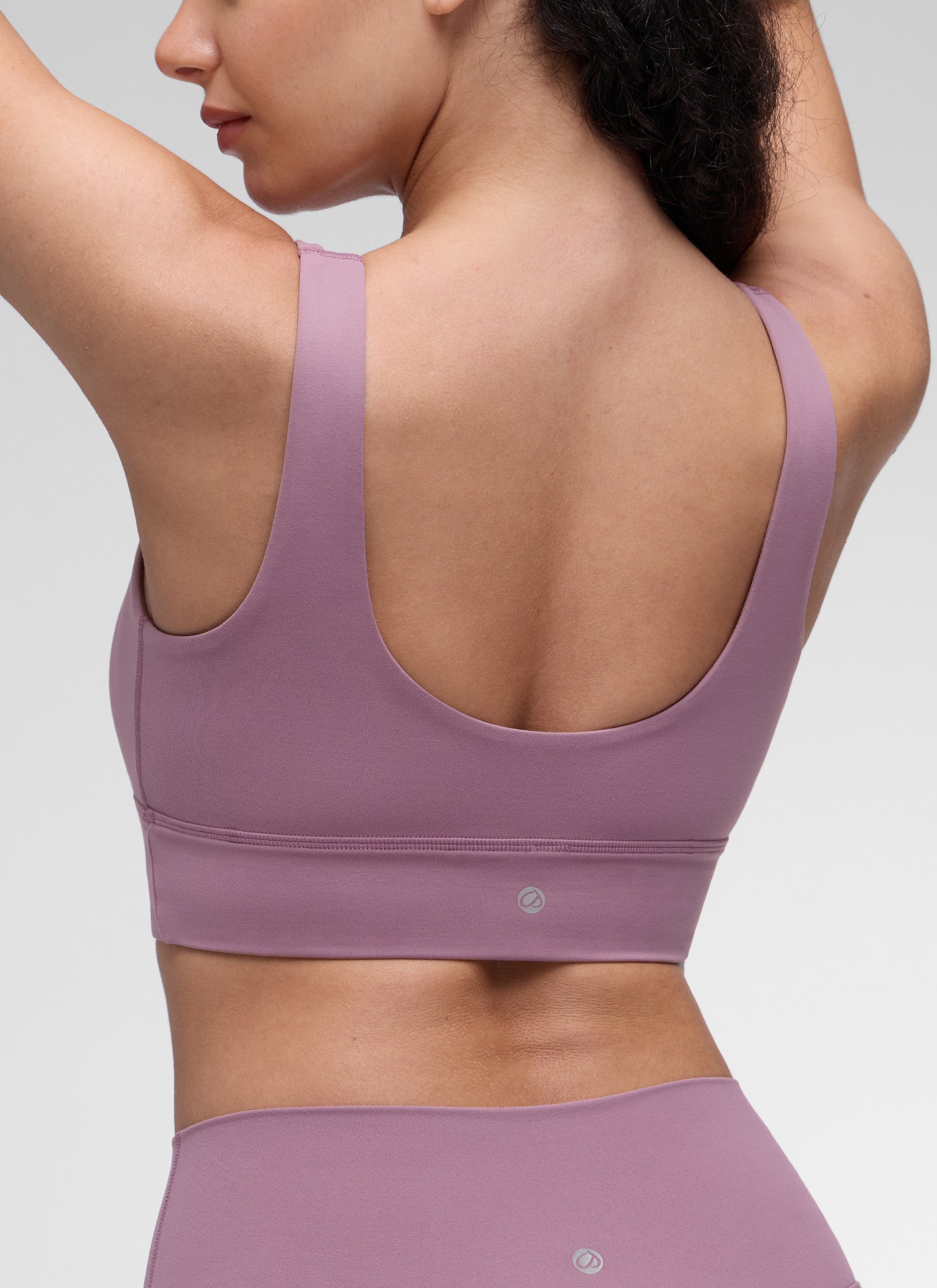 حمالة صدر رياضية طويلة من CRZ YOGA للنساء لليوغا بدعم منخفض Butterluxe بظهر على شكل حرف U بلون لافندر فاتح.