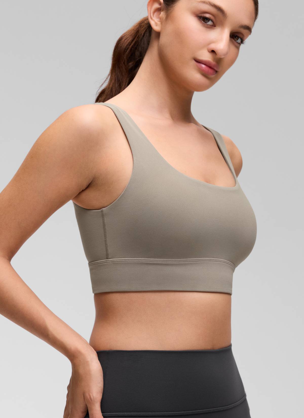 حمالة صدر رياضية طويلة من CRZ YOGA للنساء لليوغا بدعم منخفض Butterluxe بظهر على شكل حرف U بلون رمادي رمادي دافئ.