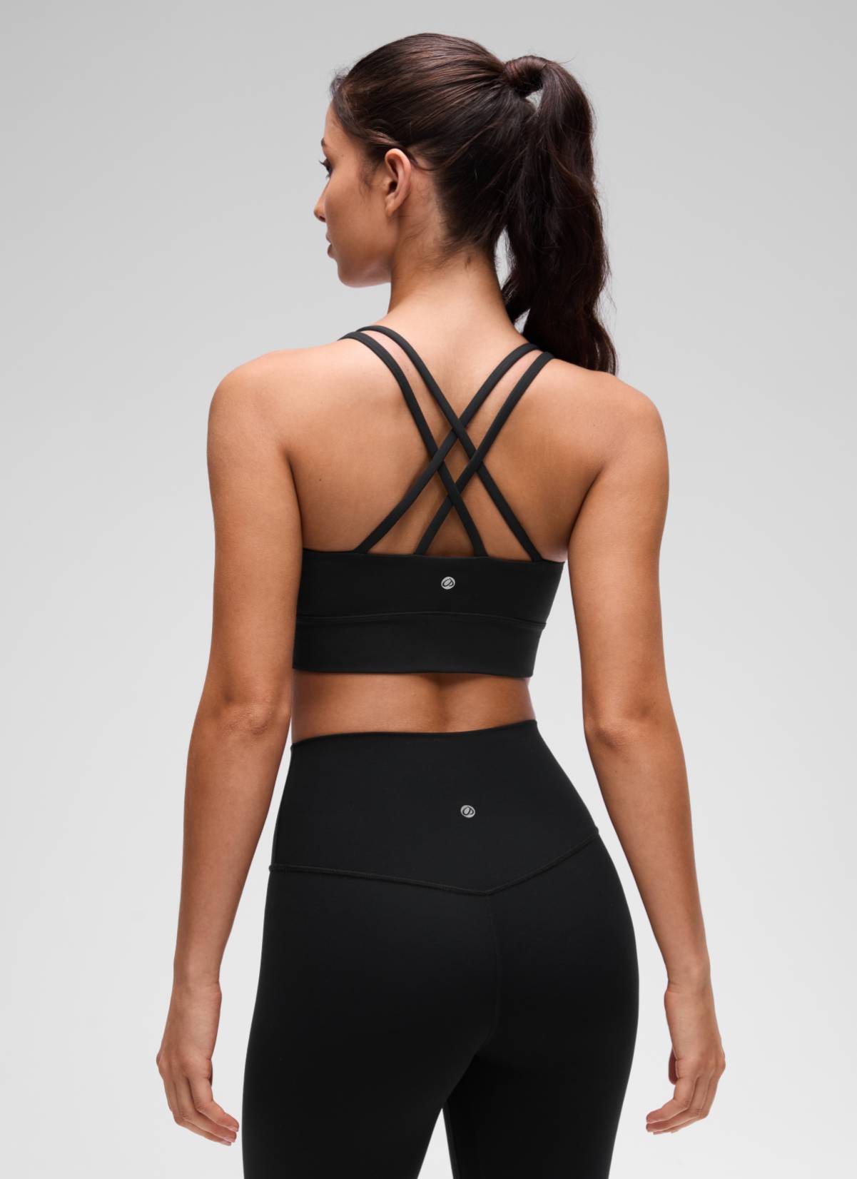 حمالة صدر نسائية Butterluxe بتصميم طويل وحمالات رفيعة متقاطعة مع أكواب مسبقة الصك من CRZ YOGA باللون الأسود