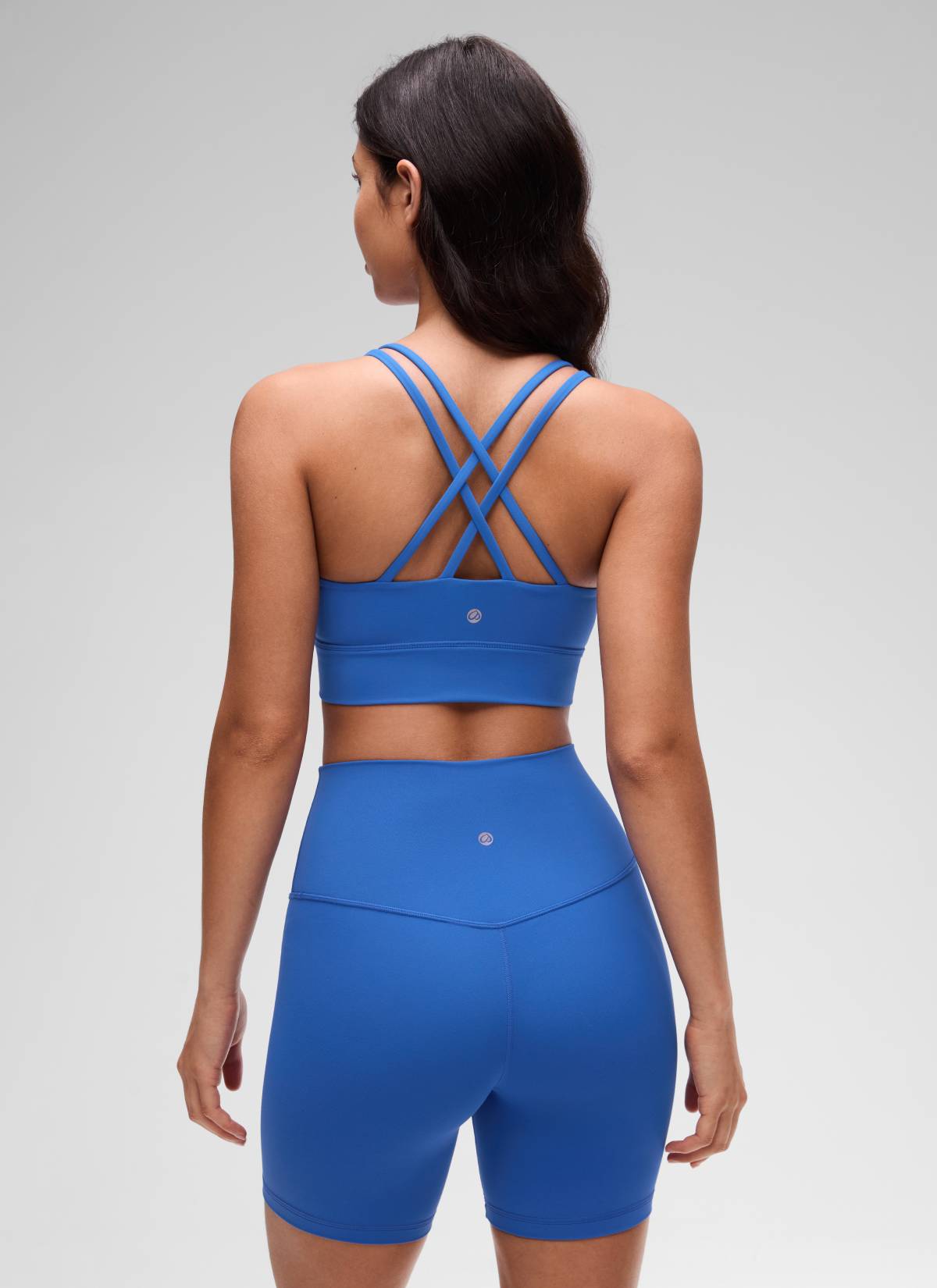 حمالة صدر نسائية Butterluxe بتصميم طويل وحمالات رفيعة متقاطعة مع أكواب مسبقة الصك من CRZ YOGA باللون الأزرق المتلألئ