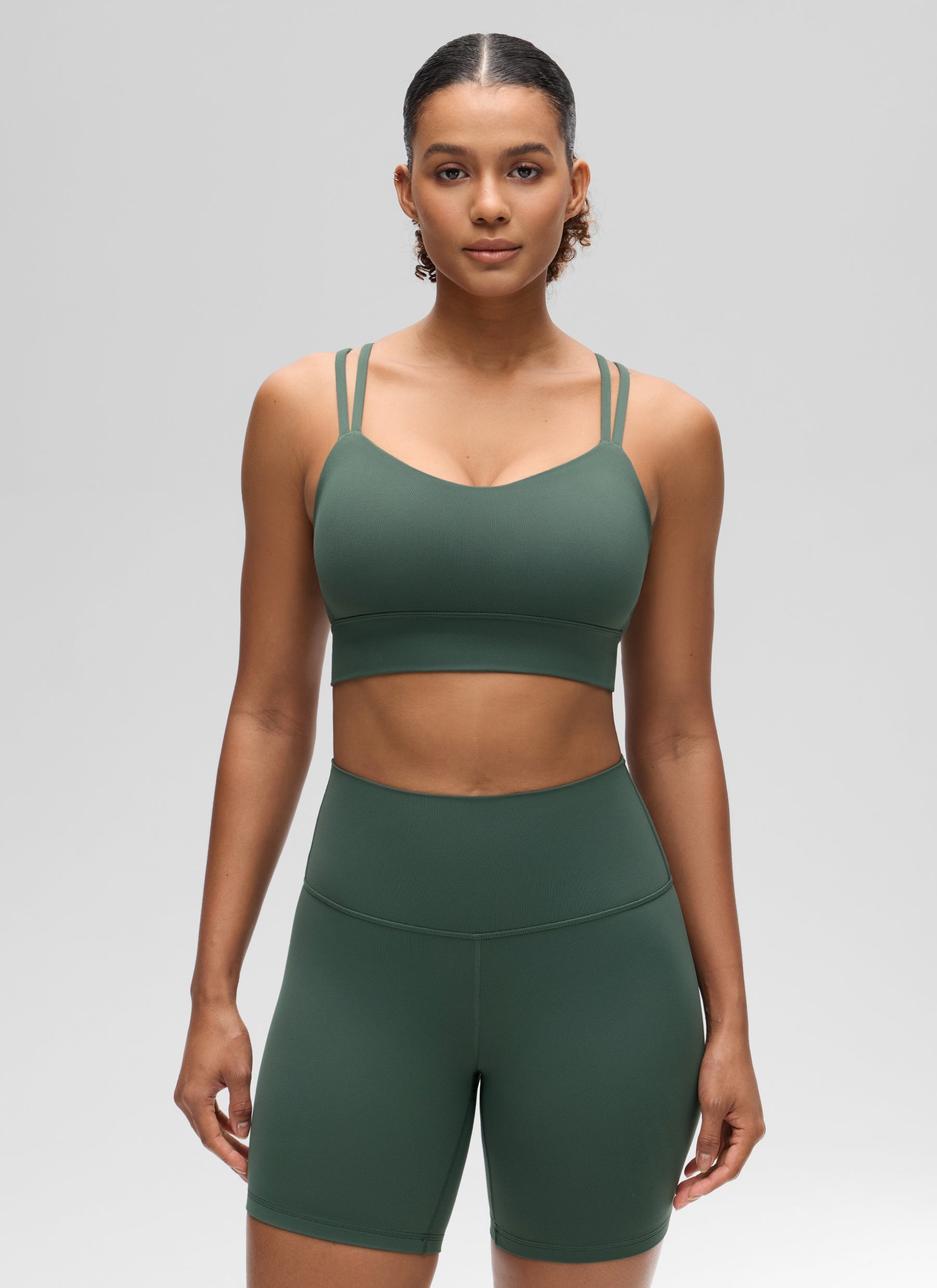 حمالة صدر نسائية Butterluxe بتصميم طويل وحمالات رفيعة متقاطعة مع أكواب مسبقة الصك من CRZ YOGA باللون الأخضر الغابوي الداكن