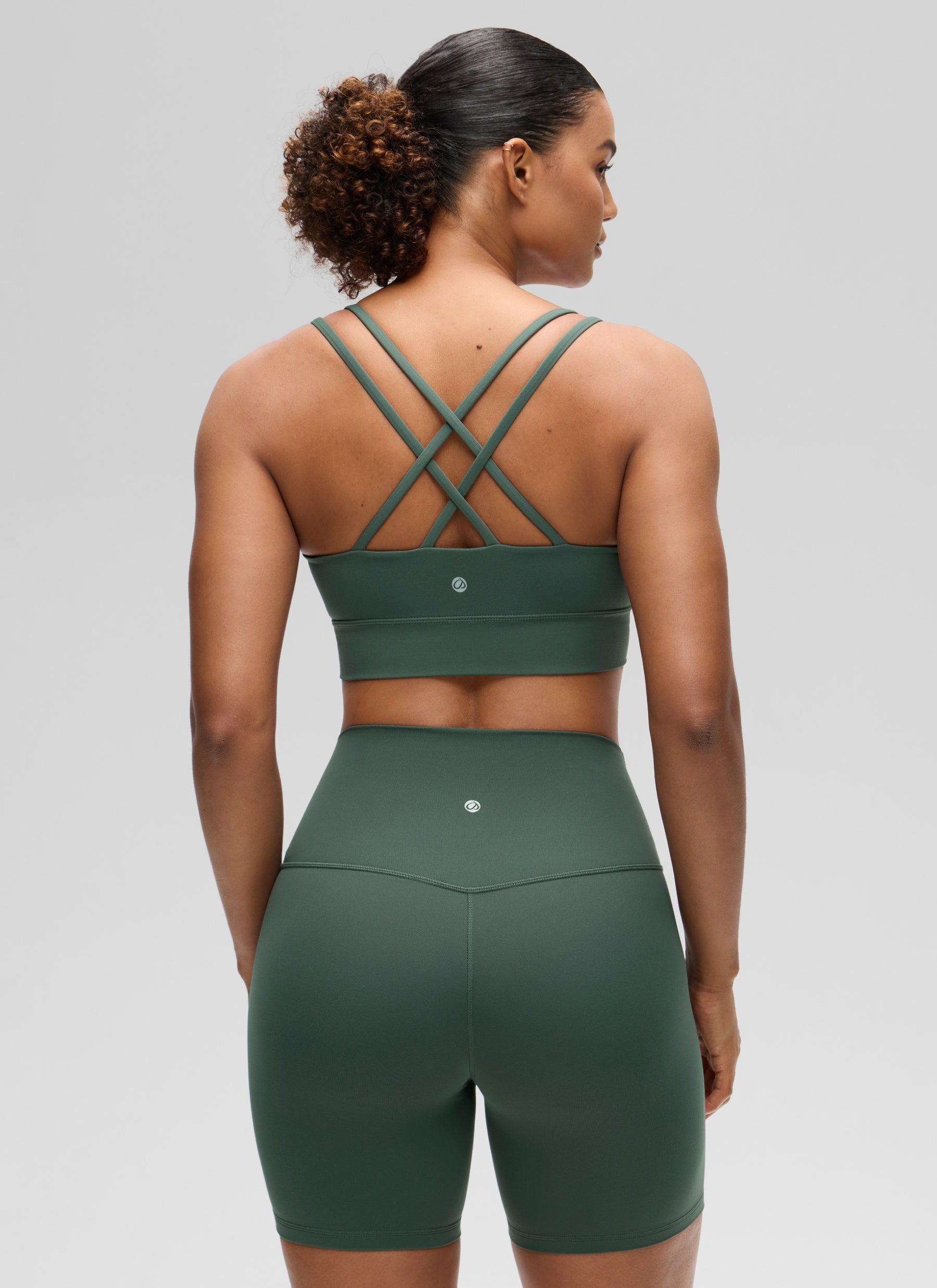 حمالة صدر نسائية Butterluxe بتصميم طويل وحمالات رفيعة متقاطعة مع أكواب مسبقة الصك من CRZ YOGA باللون الأخضر الغابوي الداكن