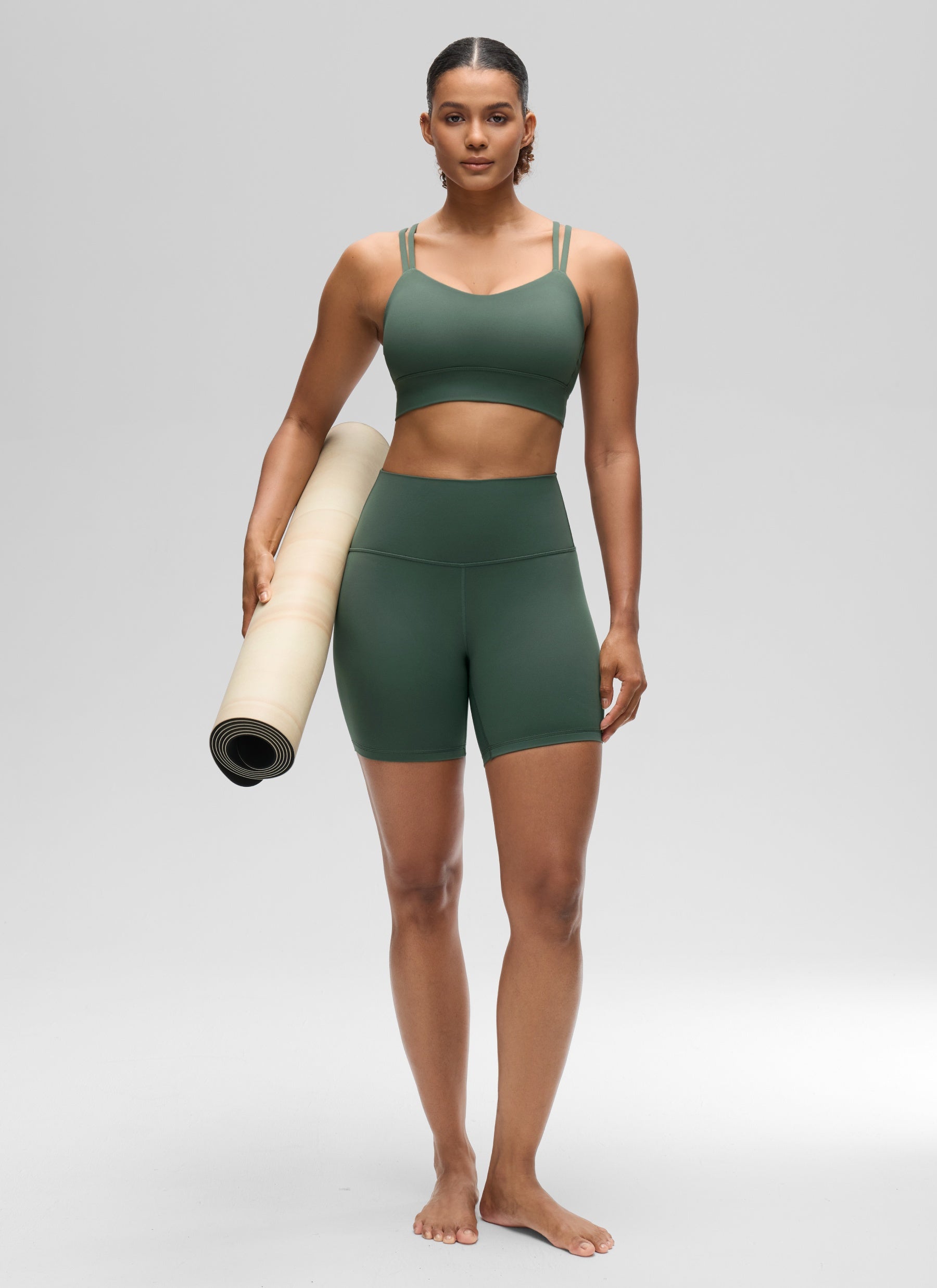 حمالة صدر نسائية Butterluxe بتصميم طويل وحمالات رفيعة متقاطعة مع أكواب مسبقة الصك من CRZ YOGA باللون الأخضر الغابوي الداكن