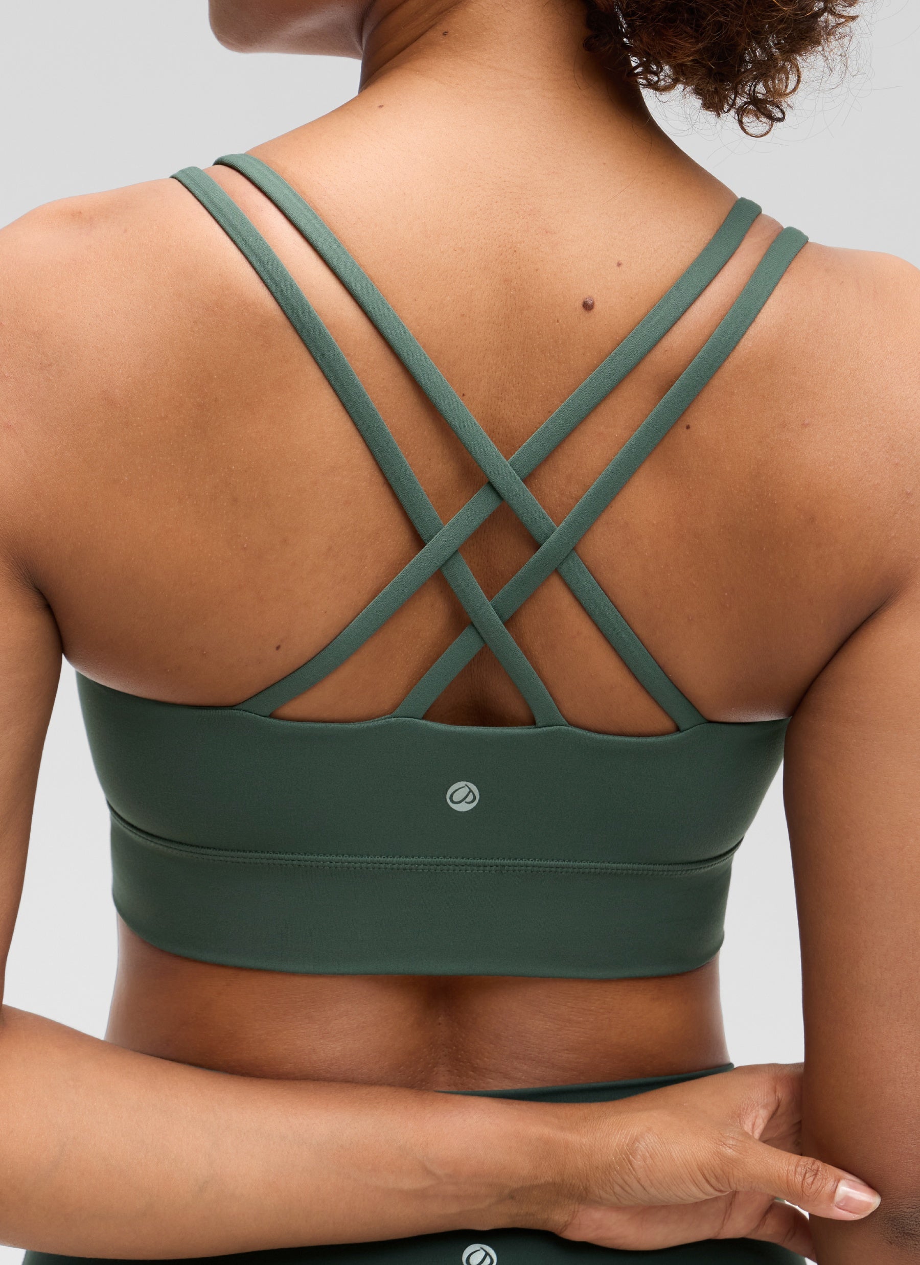 حمالة صدر نسائية Butterluxe بتصميم طويل وحمالات رفيعة متقاطعة مع أكواب مسبقة الصك من CRZ YOGA باللون الأخضر الغابوي الداكن