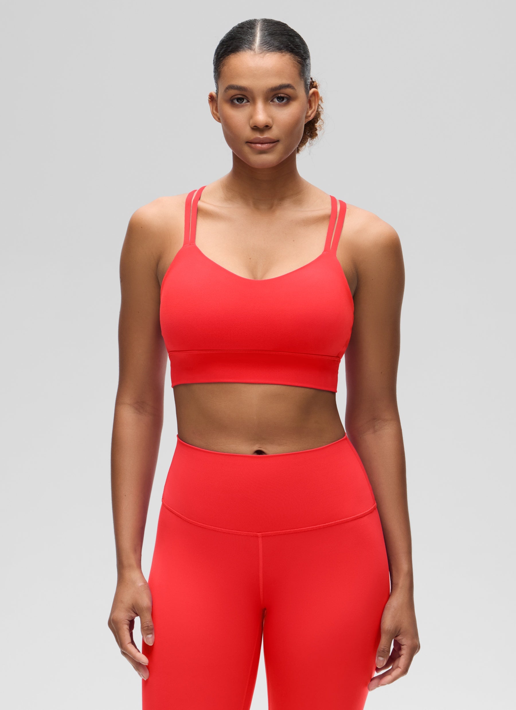 حمالة صدر نسائية Butterluxe بتصميم طويل وحمالات رفيعة متقاطعة مع أكواب مسبقة الصك من CRZ YOGA باللون الأحمر العميق