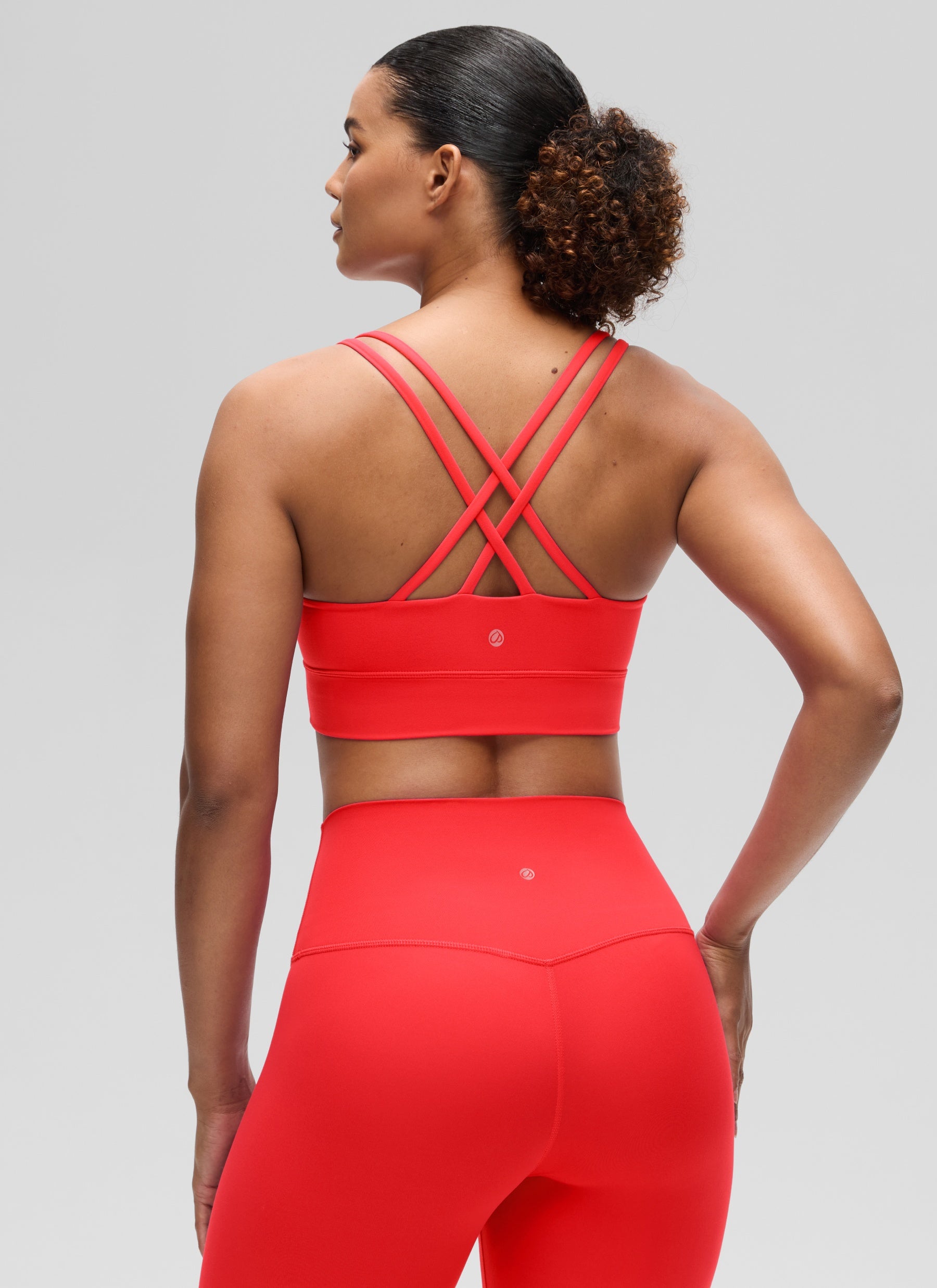 حمالة صدر نسائية Butterluxe بتصميم طويل وحمالات رفيعة متقاطعة مع أكواب مسبقة الصك من CRZ YOGA باللون الأحمر العميق