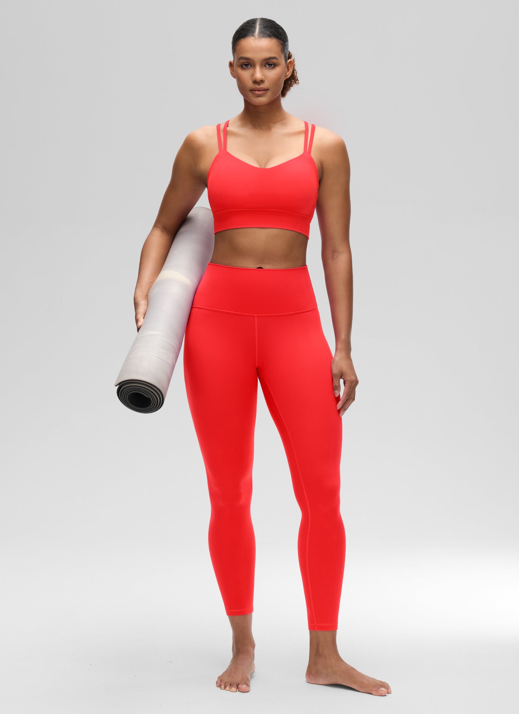 حمالة صدر نسائية Butterluxe بتصميم طويل وحمالات رفيعة متقاطعة مع أكواب مسبقة الصك من CRZ YOGA باللون الأحمر العميق