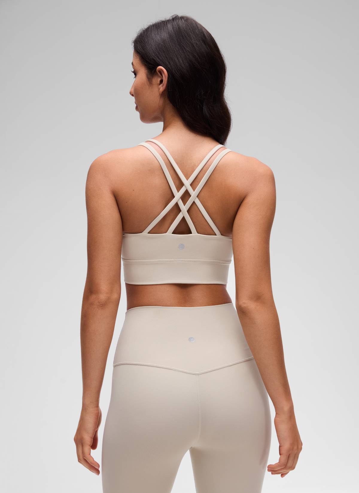 حمالة صدر نسائية Butterluxe بتصميم طويل وحمالات رفيعة متقاطعة مع أكواب مسبقة الصك من CRZ YOGA باللون البني الصحراوي
