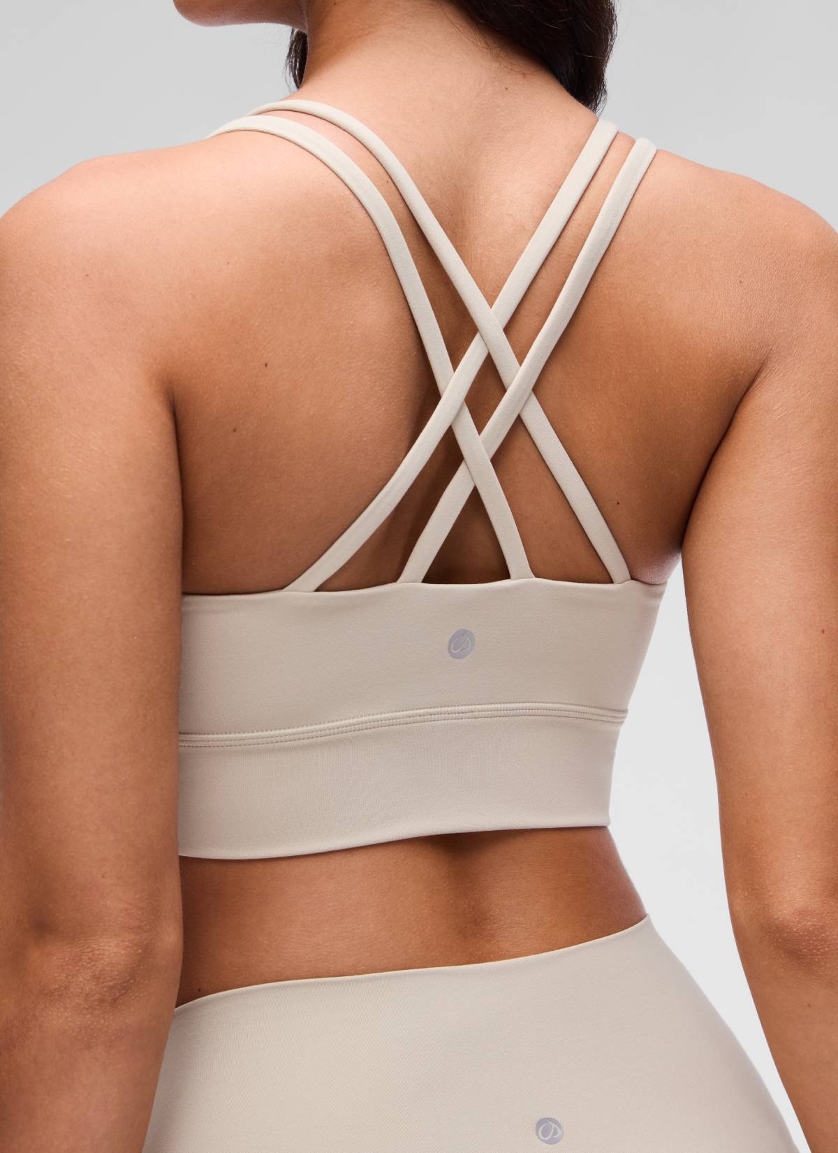 حمالة صدر نسائية Butterluxe بتصميم طويل وحمالات رفيعة متقاطعة مع أكواب مسبقة الصك من CRZ YOGA باللون البني الصحراوي