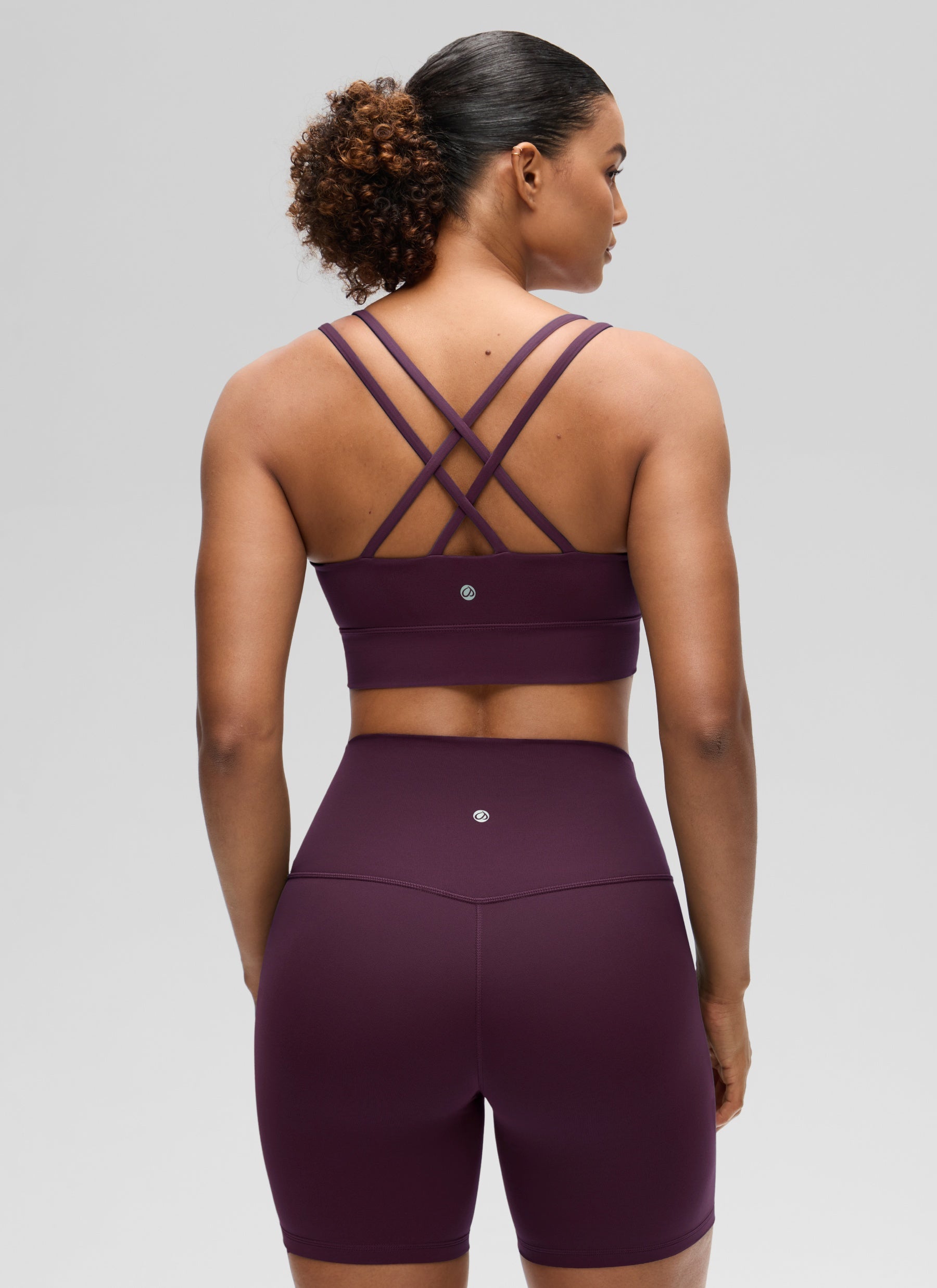 حمالة صدر نسائية Butterluxe بتصميم طويل وحمالات رفيعة متقاطعة مع أكواب مسبقة الصك من CRZ YOGA باللون الأرجواني العميق