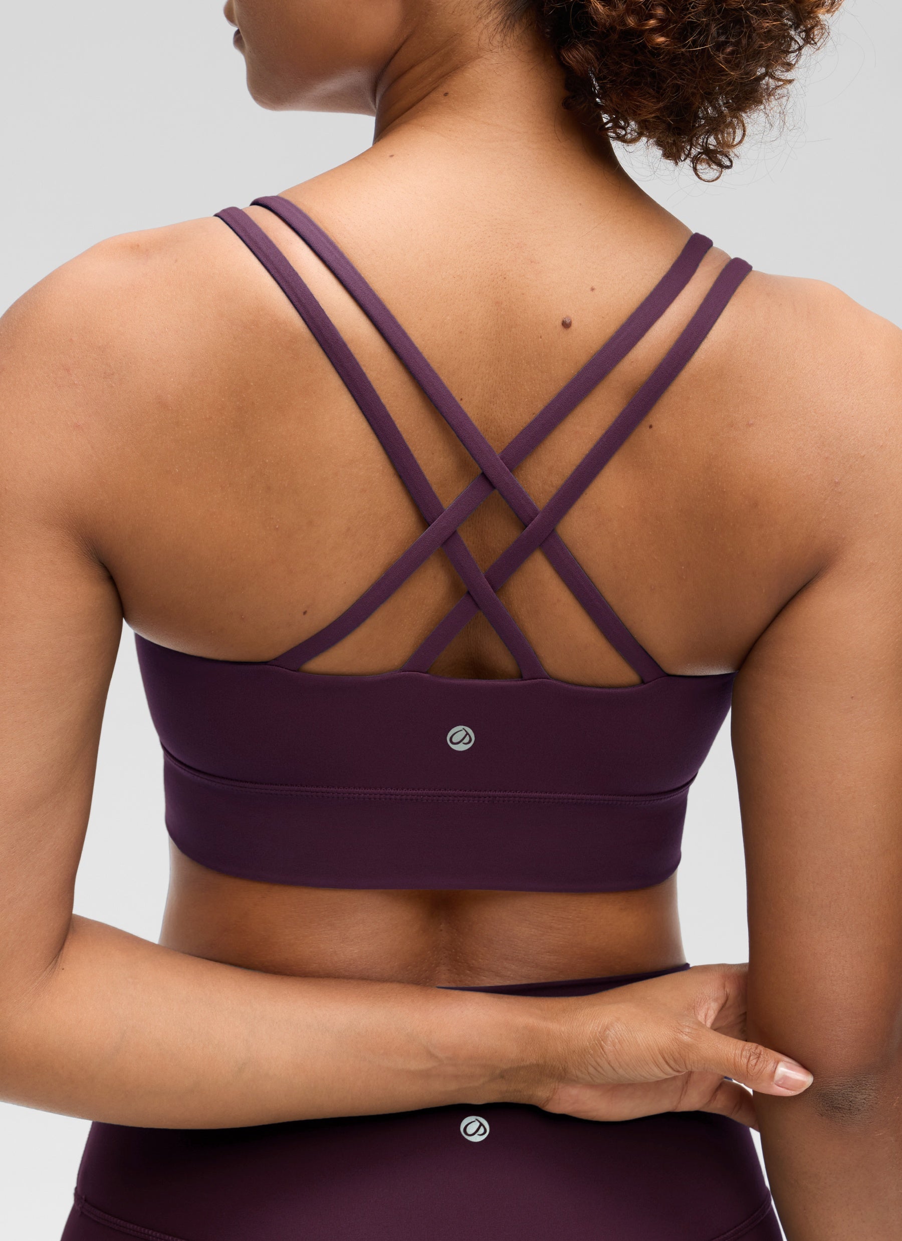 حمالة صدر نسائية Butterluxe بتصميم طويل وحمالات رفيعة متقاطعة مع أكواب مسبقة الصك من CRZ YOGA باللون الأرجواني العميق
