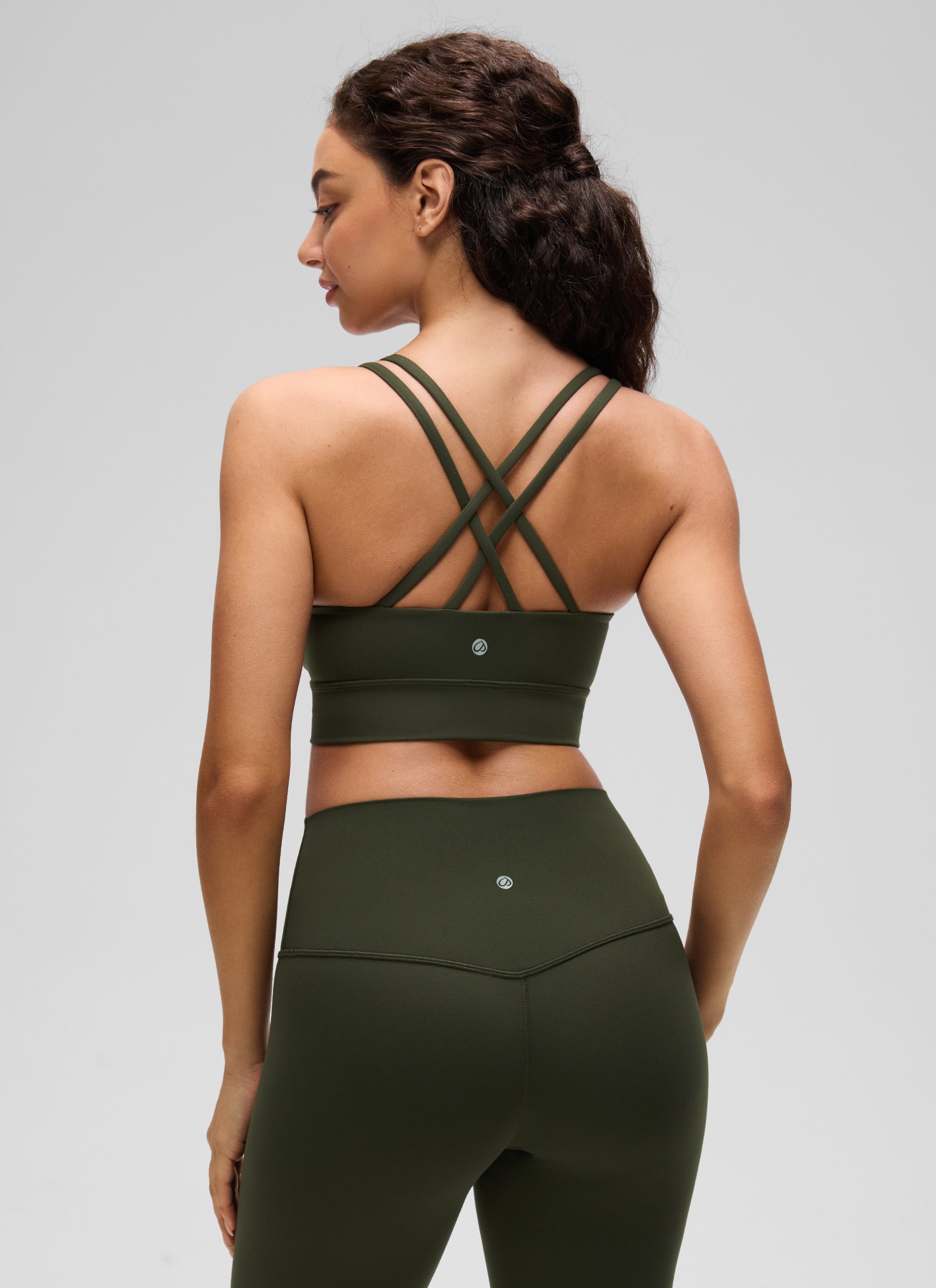 حمالة صدر نسائية Butterluxe بتصميم طويل وحمالات رفيعة متقاطعة مع أكواب مسبقة الصك من CRZ YOGA باللون الأخضر الزيتي