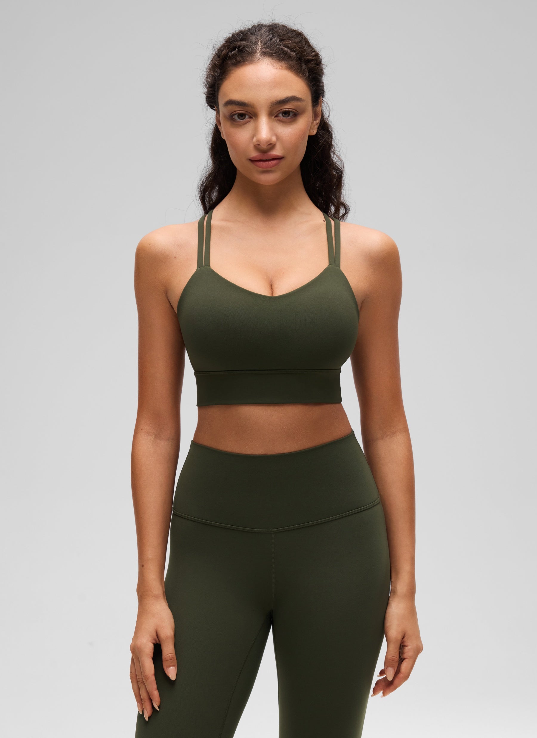 حمالة صدر نسائية Butterluxe بتصميم طويل وحمالات رفيعة متقاطعة مع أكواب مسبقة الصك من CRZ YOGA باللون الأخضر الزيتي