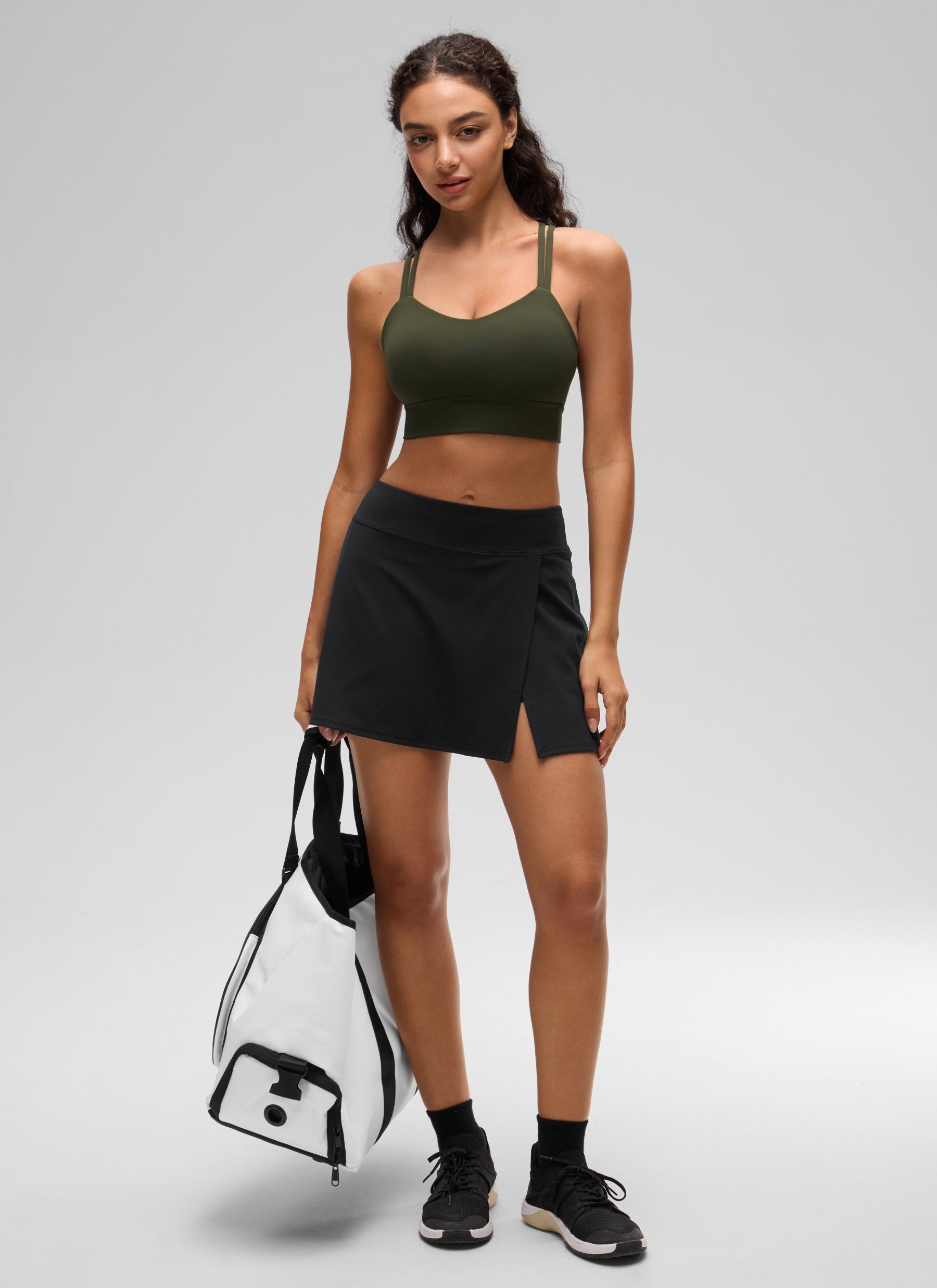 حمالة صدر نسائية Butterluxe بتصميم طويل وحمالات رفيعة متقاطعة مع أكواب مسبقة الصك من CRZ YOGA باللون الأخضر الزيتي