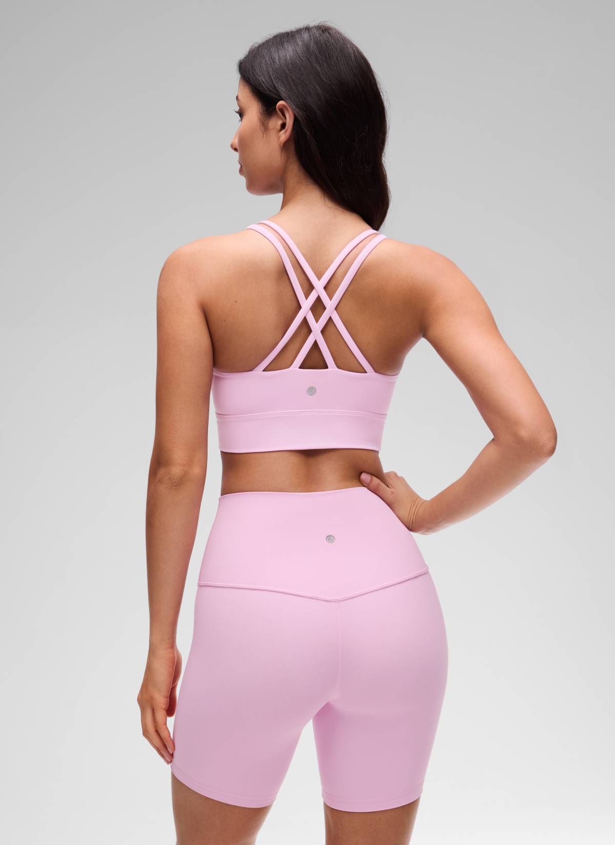 حمالة صدر رياضية نسائية Butterluxe بحمالات رفيعة وقصة طويلة وتصميم متقاطع مع أكواب مصبوبة من CRZ YOGA، وردي فيتا
