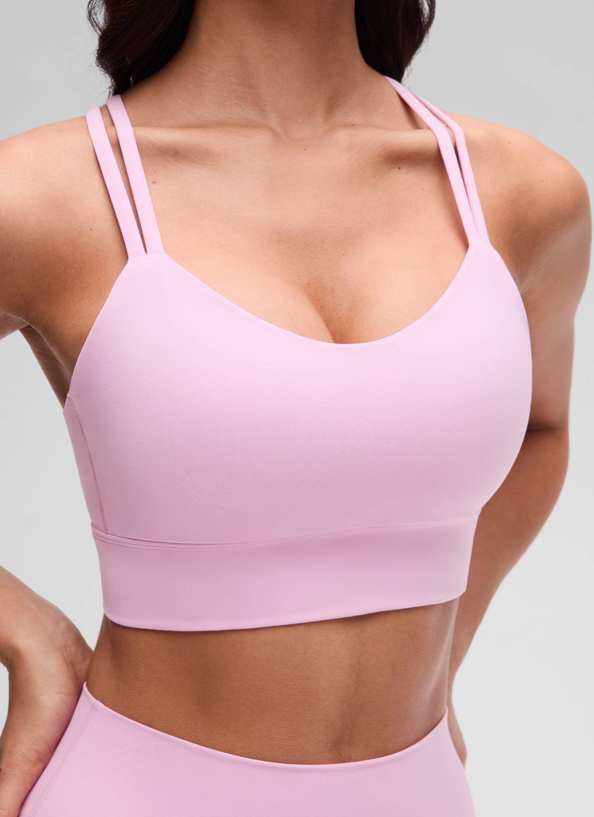حمالة صدر رياضية نسائية Butterluxe بحمالات رفيعة وقصة طويلة وتصميم متقاطع مع أكواب مصبوبة من CRZ YOGA، وردي فيتا