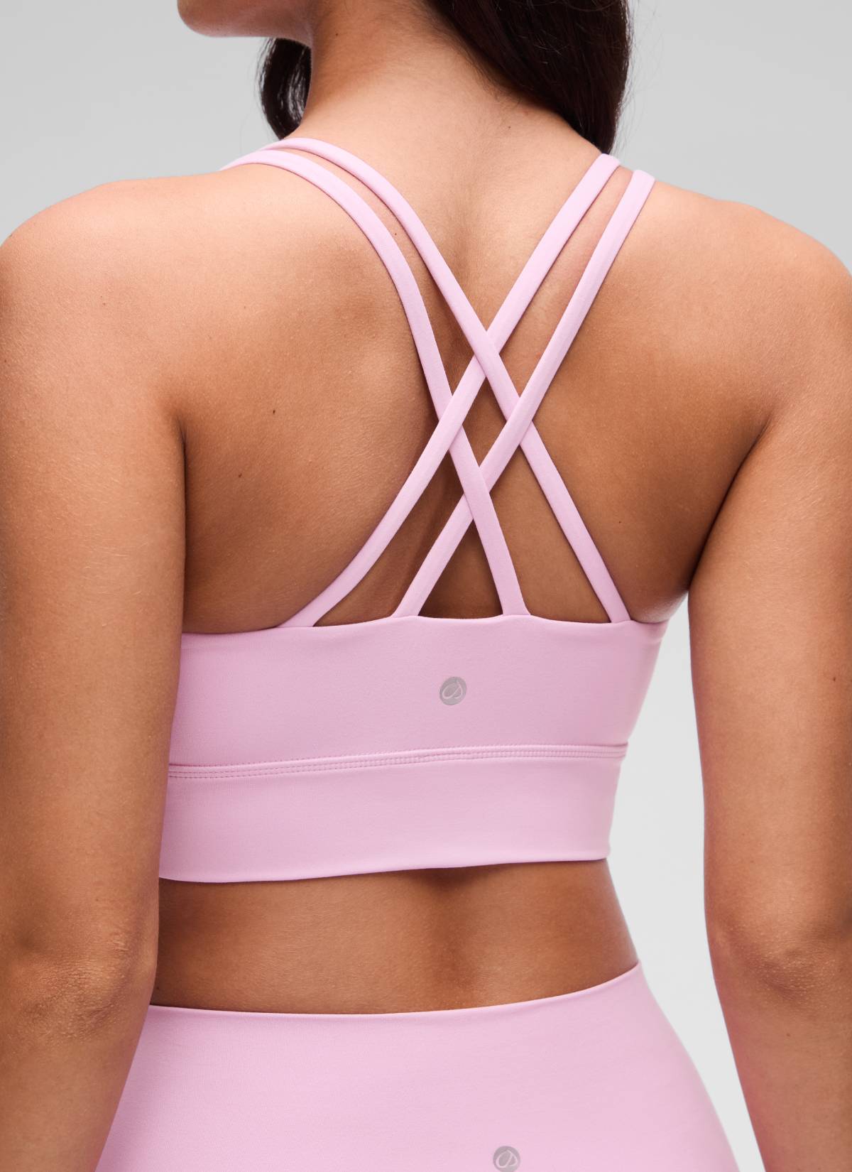 حمالة صدر رياضية نسائية Butterluxe بحمالات رفيعة وقصة طويلة وتصميم متقاطع مع أكواب مصبوبة من CRZ YOGA، وردي فيتا